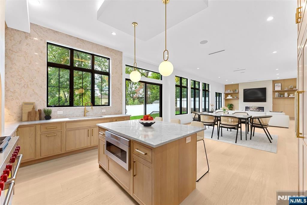 Paramus, New Jersey, 07652, United States, 6 Bedrooms Bedrooms, ,7 BathroomsBathrooms,Residential,Active,2008255