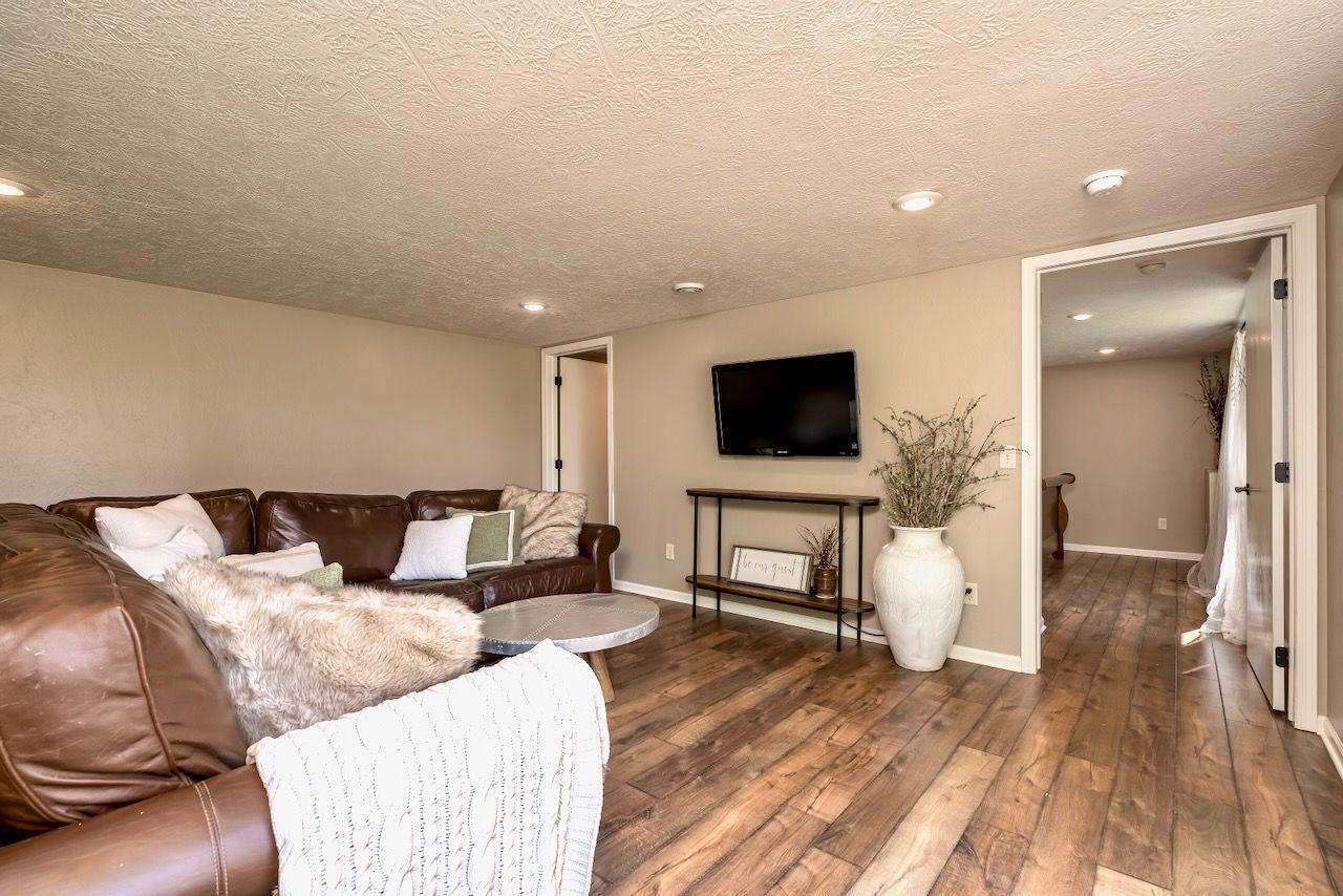 Elysian, Minnesota, 56028, United States, 6 Bedrooms Bedrooms, ,6 BathroomsBathrooms,Residential,Active,1831792