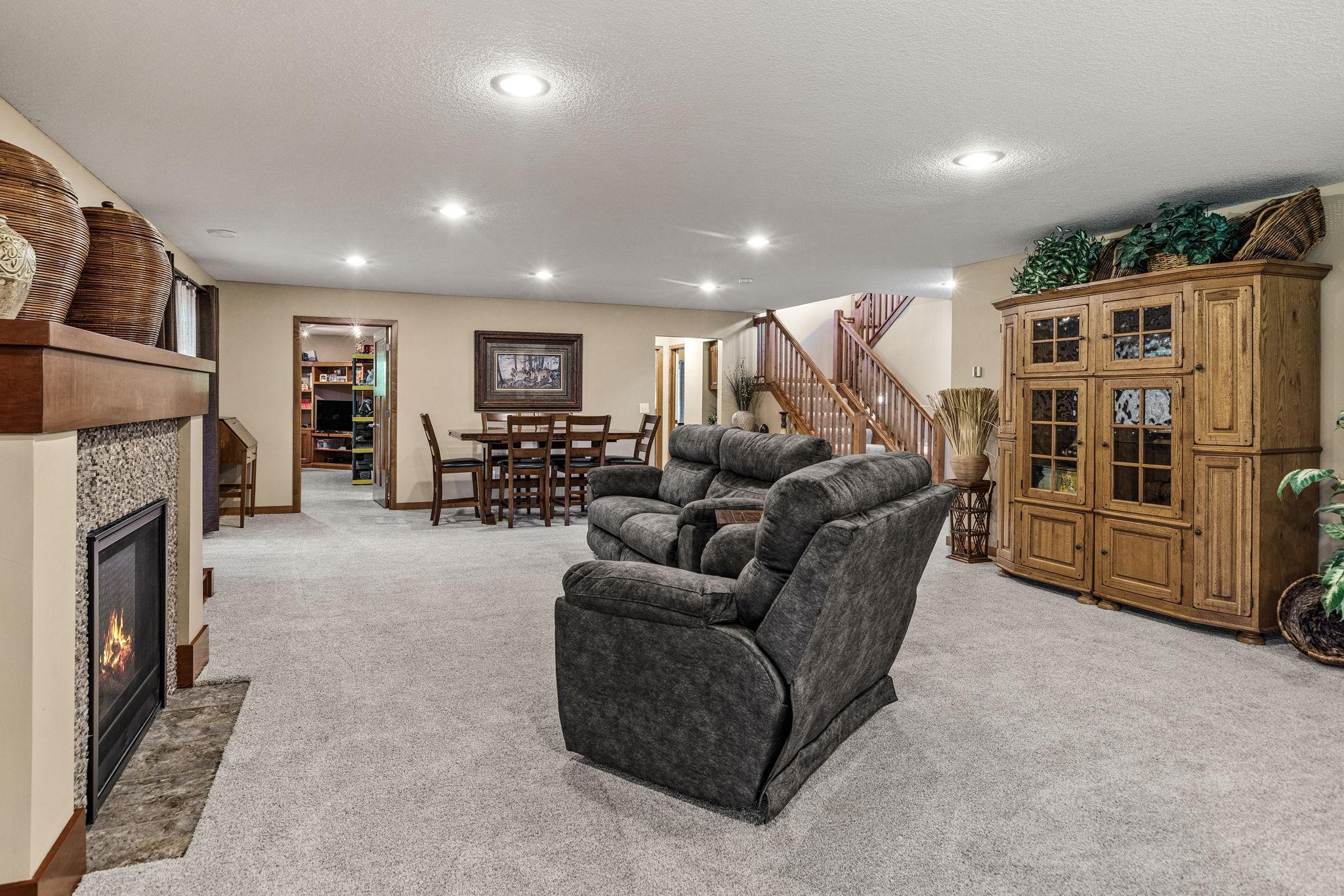 Rogers, Minnesota, 55374, United States, 5 Bedrooms Bedrooms, ,5 BathroomsBathrooms,Residential,Active,1914592