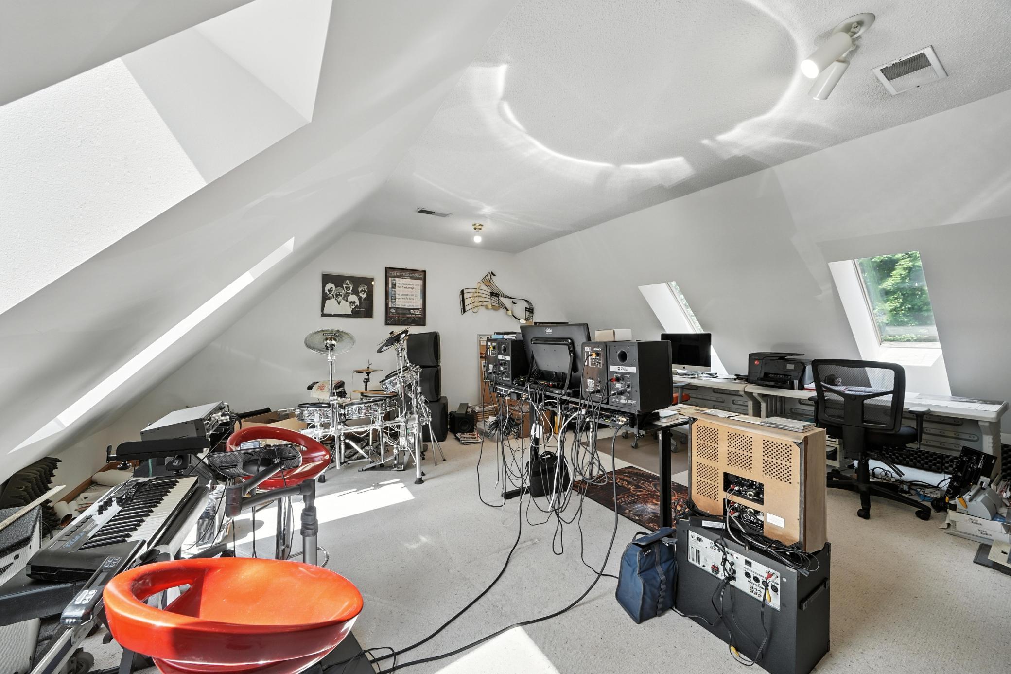 Orono, Minnesota, 55391, United States, 4 Bedrooms Bedrooms, ,3 BathroomsBathrooms,Residential,Active,1999170