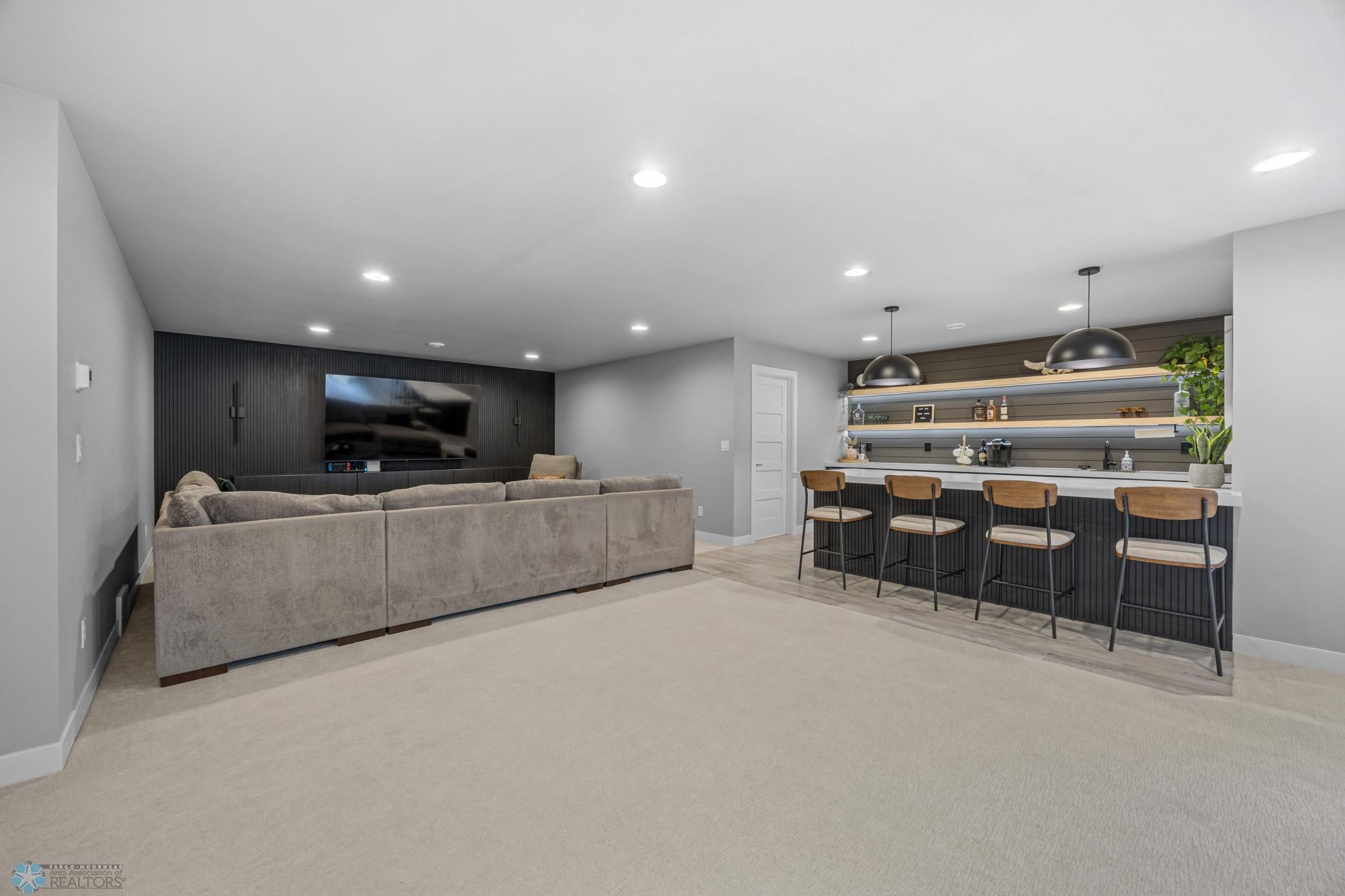 Oxbow, North Dakota, 58047, United States, 5 Bedrooms Bedrooms, ,3 BathroomsBathrooms,Residential,Active,1926894