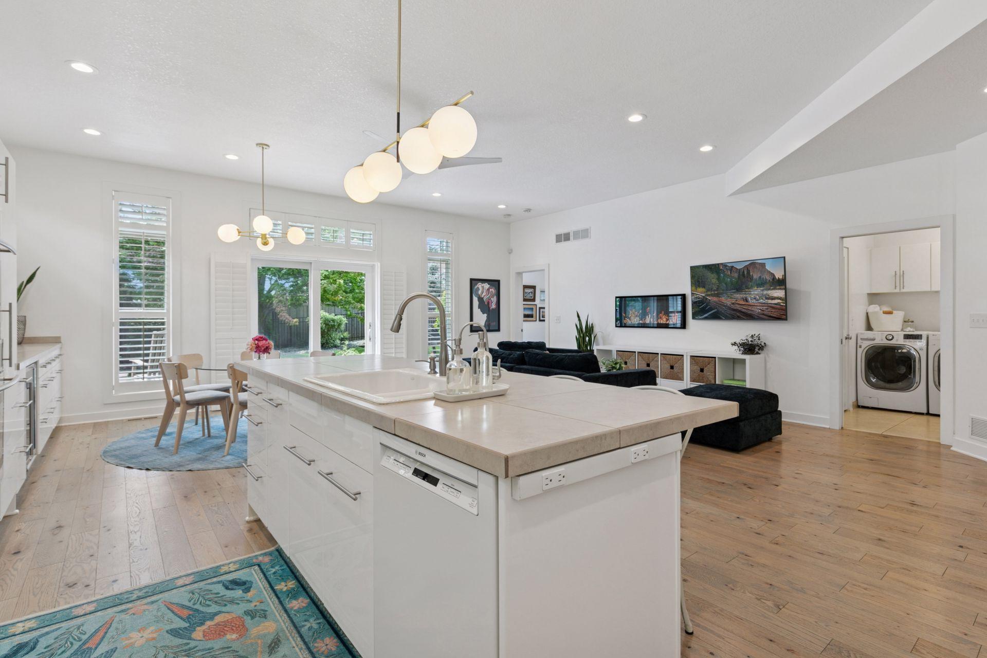 Minneapolis, Minnesota, 55410, United States, 5 Bedrooms Bedrooms, ,5 BathroomsBathrooms,Residential,Active,1929403