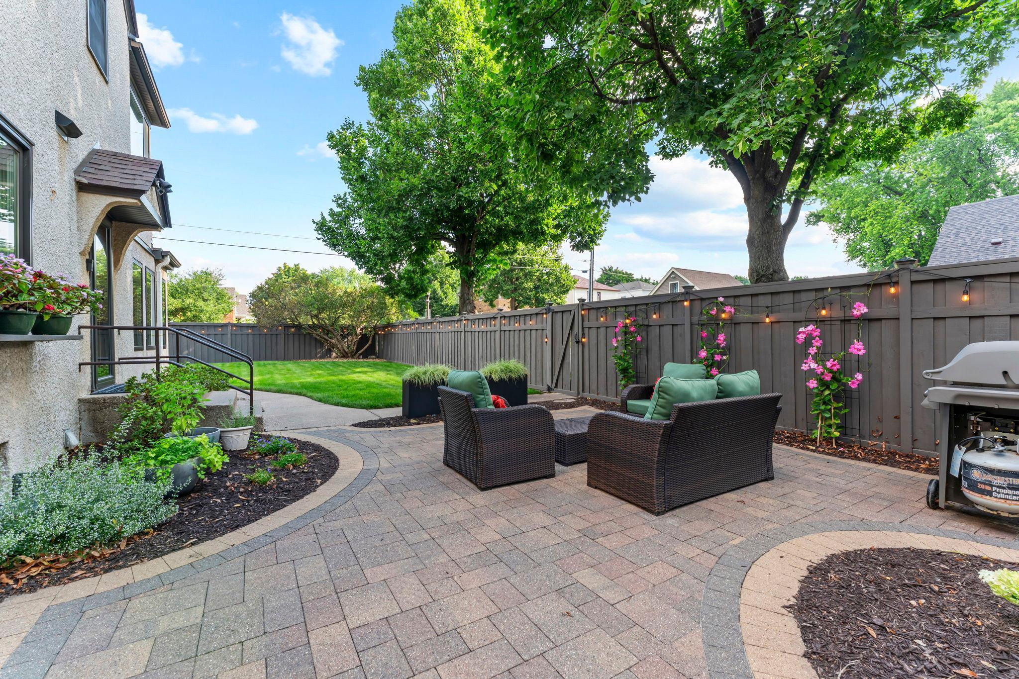Saint Paul, Minnesota, 55116, United States, 4 Bedrooms Bedrooms, ,4 BathroomsBathrooms,Residential,Pending,1941368