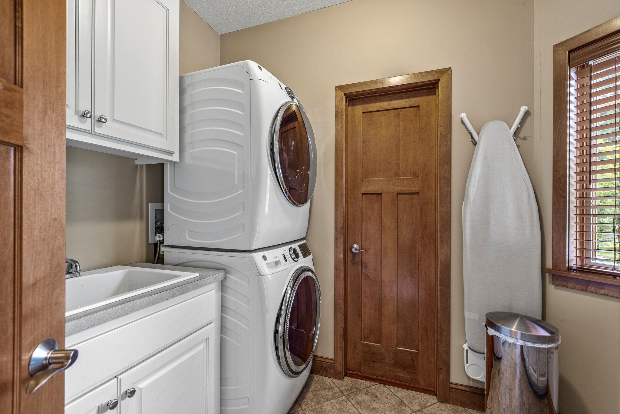 Rogers, Minnesota, 55374, United States, 5 Bedrooms Bedrooms, ,5 BathroomsBathrooms,Residential,Active,1914592