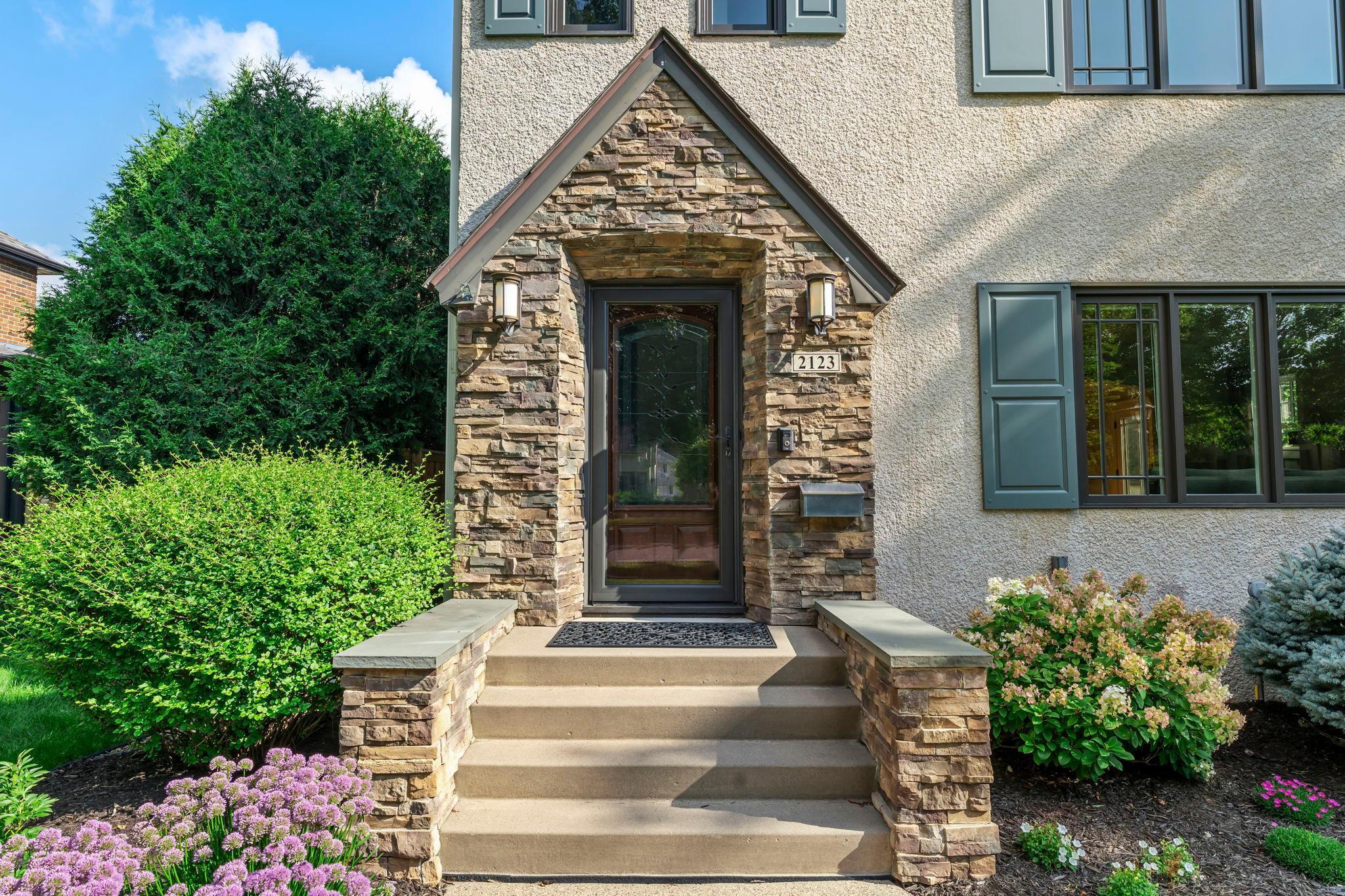 Saint Paul, Minnesota, 55116, United States, 4 Bedrooms Bedrooms, ,4 BathroomsBathrooms,Residential,Pending,1941368