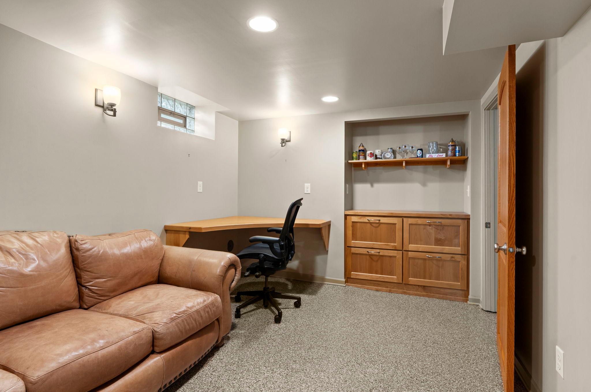 Saint Paul, Minnesota, 55116, United States, 4 Bedrooms Bedrooms, ,4 BathroomsBathrooms,Residential,Pending,1941368