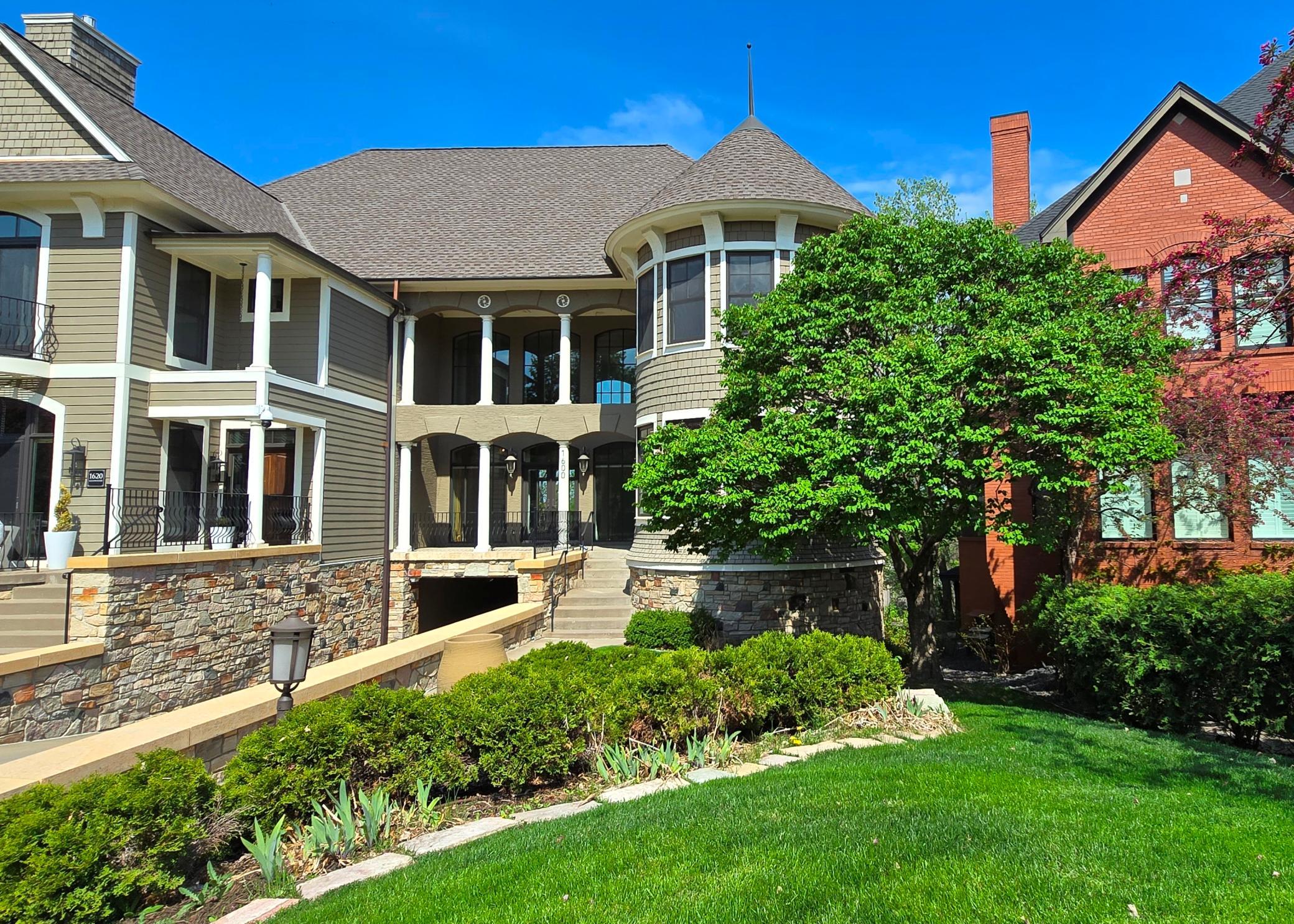 Minneapolis, Minnesota, 55405, United States, 3 Bedrooms Bedrooms, ,4 BathroomsBathrooms,Residential,Active,1769436