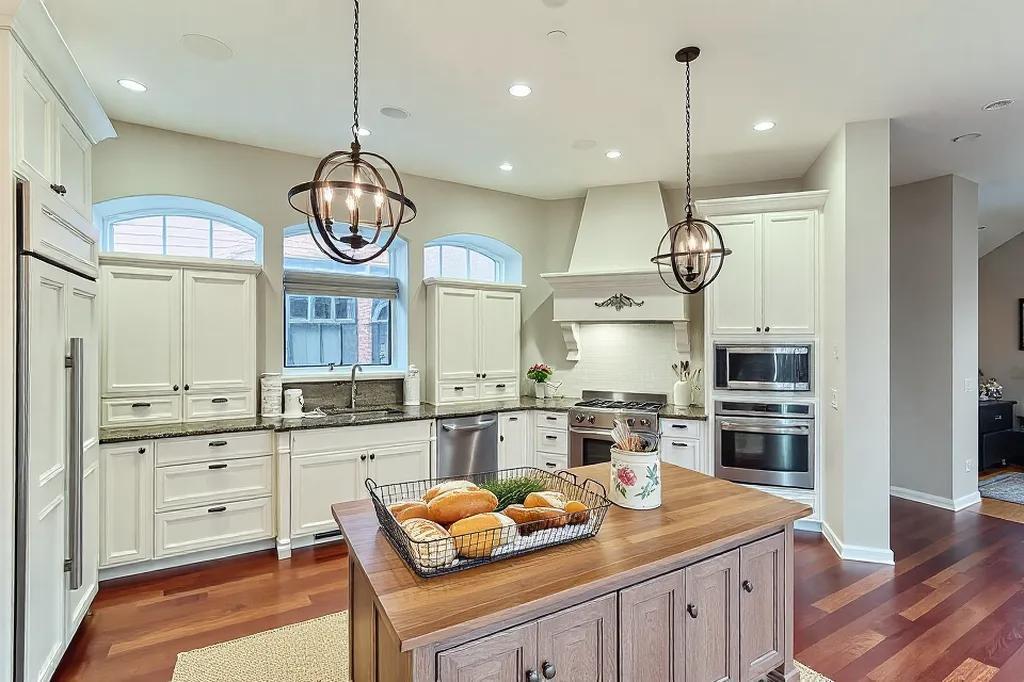 Minneapolis, Minnesota, 55405, United States, 3 Bedrooms Bedrooms, ,4 BathroomsBathrooms,Residential,Active,1769436