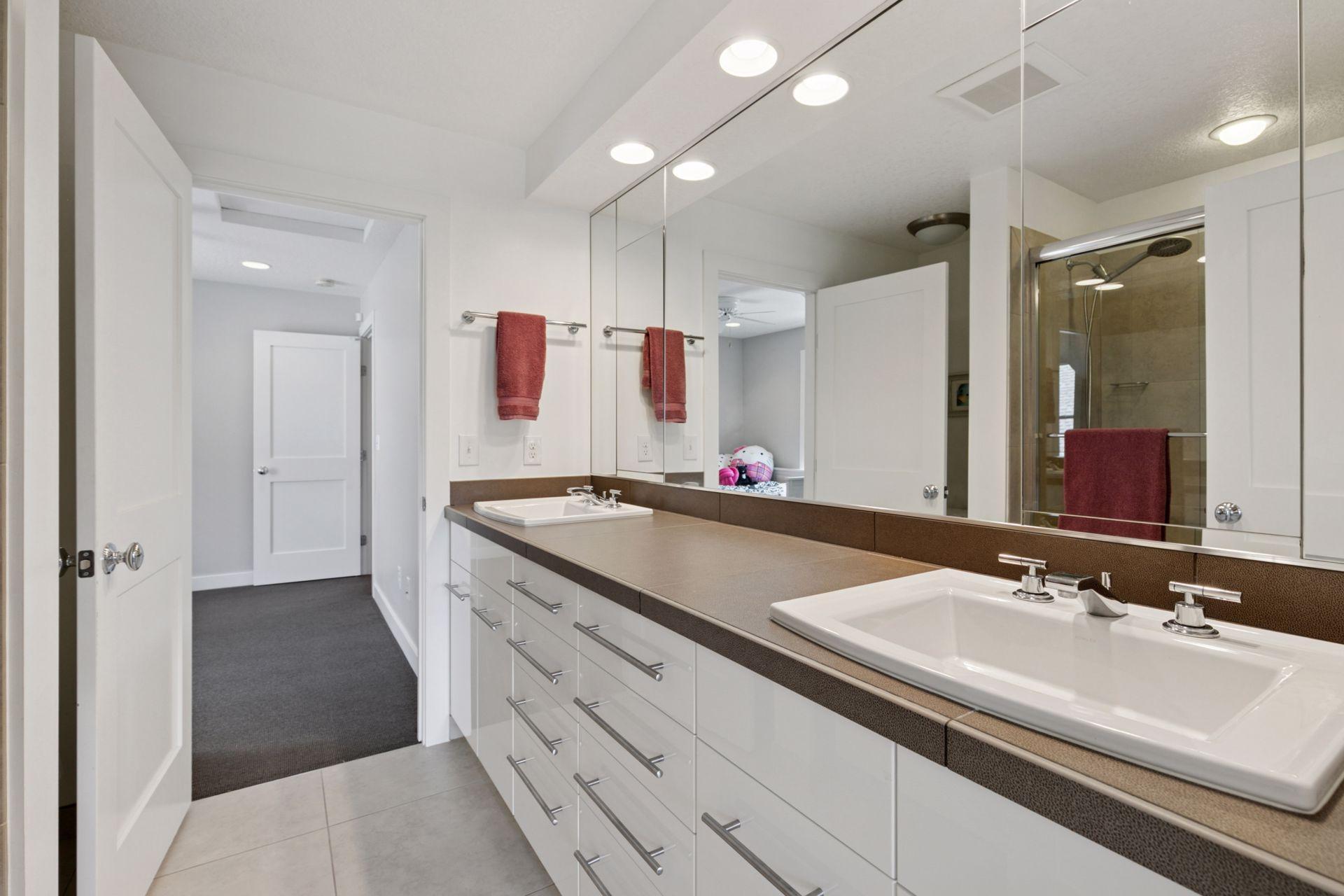 Minneapolis, Minnesota, 55410, United States, 5 Bedrooms Bedrooms, ,5 BathroomsBathrooms,Residential,Active,1929403