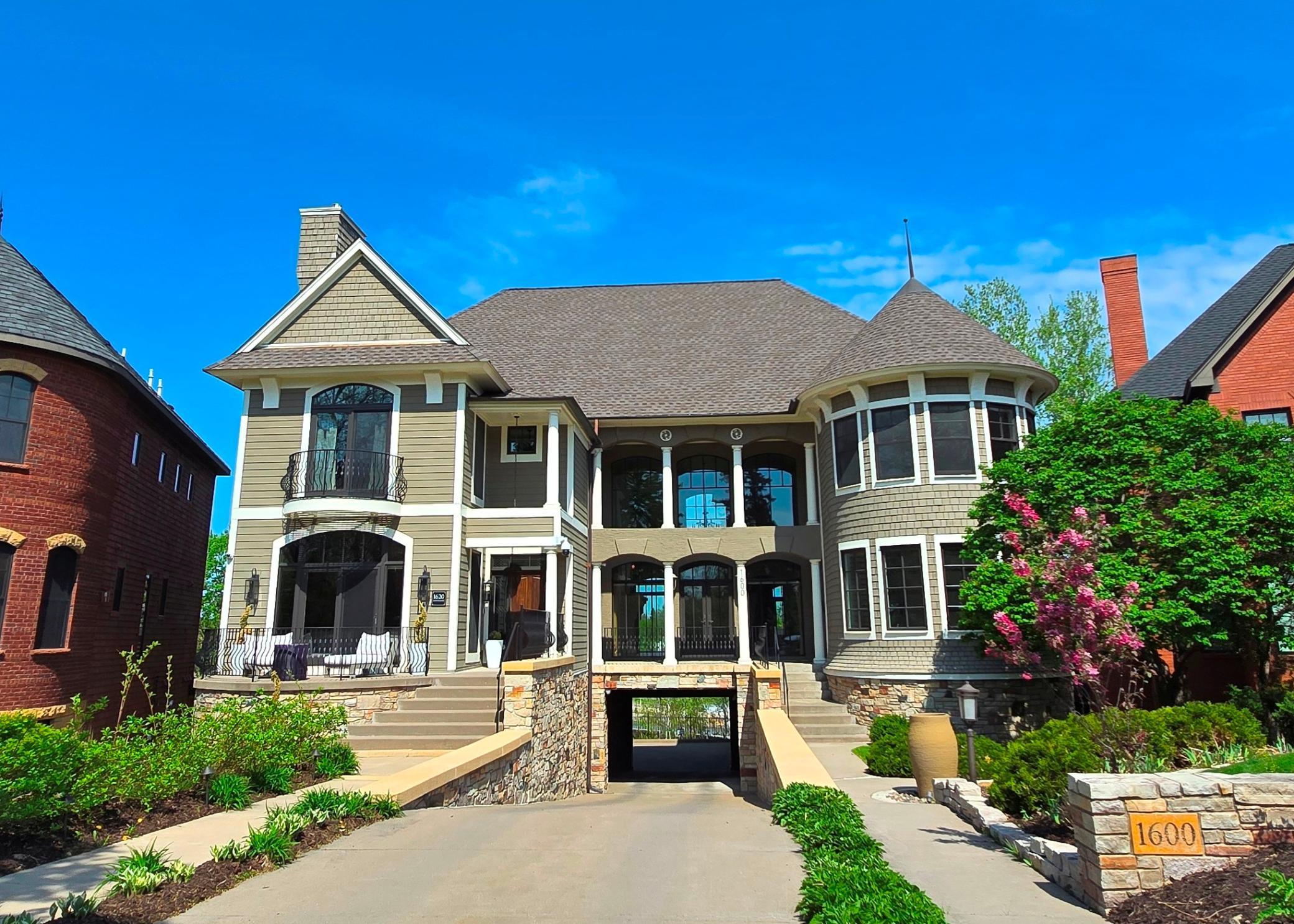 Minneapolis, Minnesota, 55405, United States, 3 Bedrooms Bedrooms, ,4 BathroomsBathrooms,Residential,Active,1769436