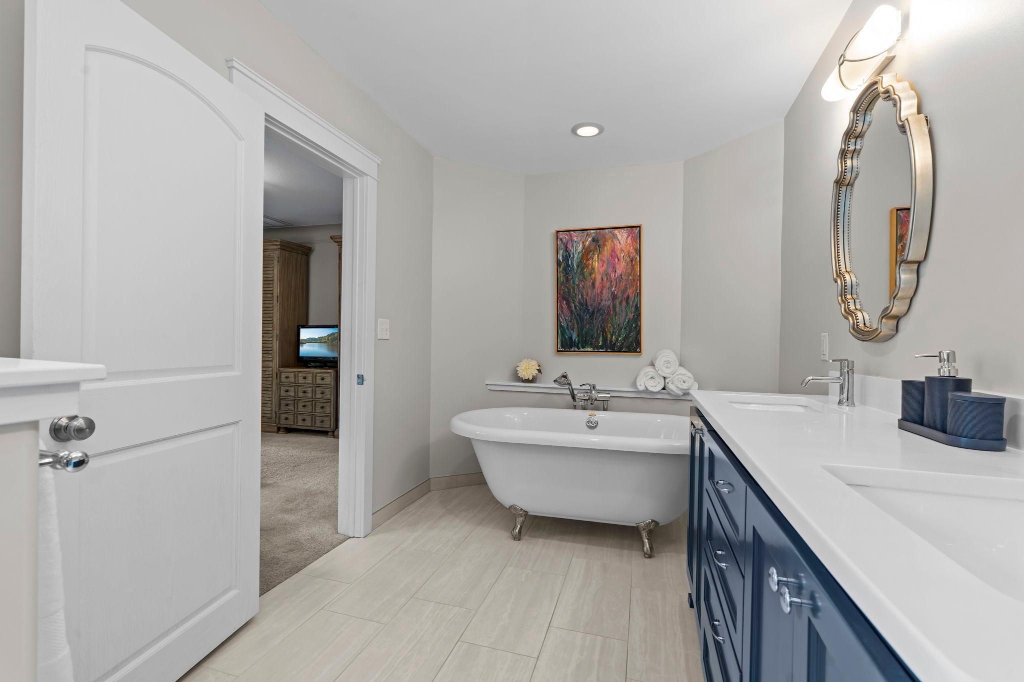 Saint Paul, Minnesota, 55116, United States, 4 Bedrooms Bedrooms, ,4 BathroomsBathrooms,Residential,Pending,1941368