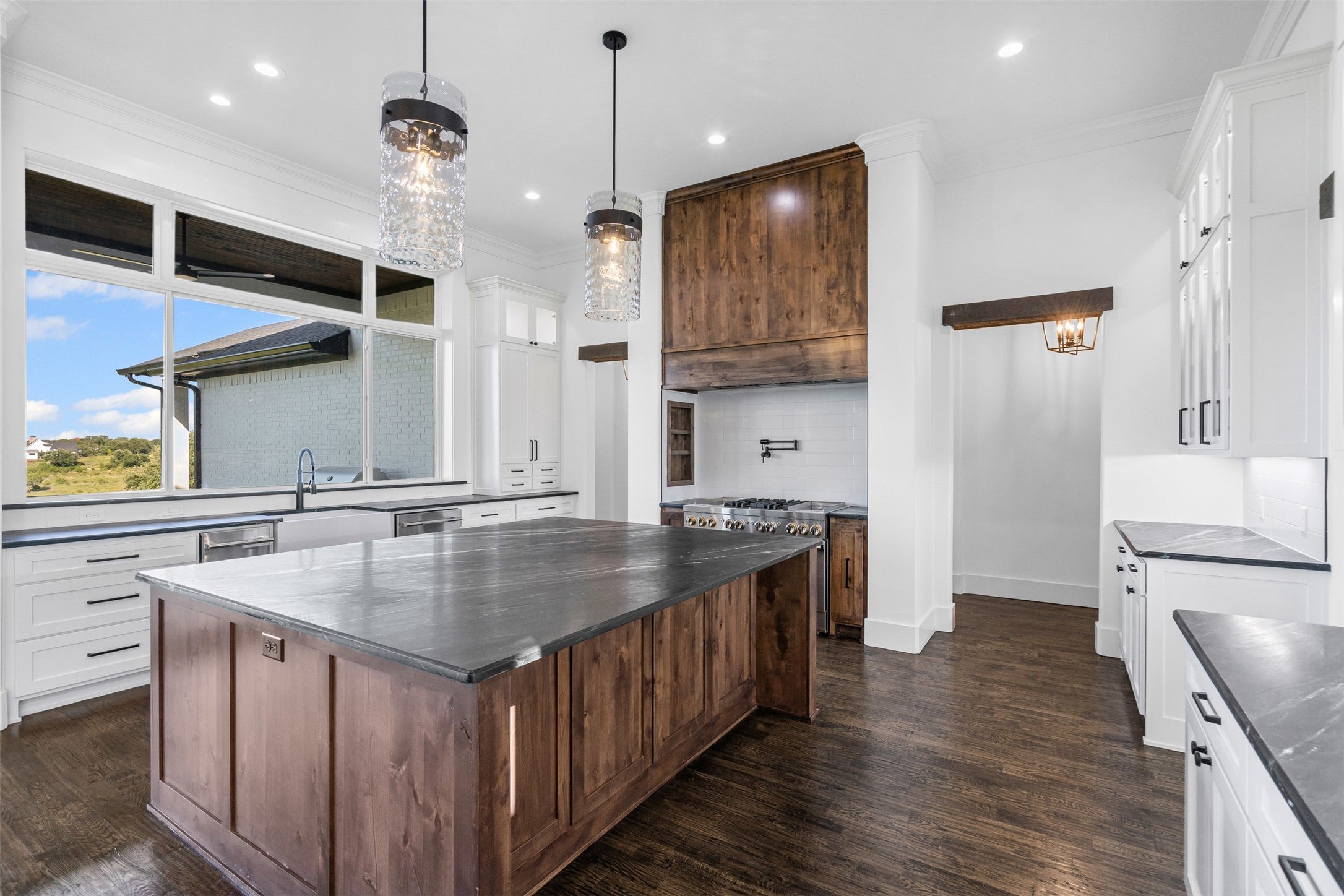 Granbury, Texas, 76048, United States, 5 Bedrooms Bedrooms, ,7 BathroomsBathrooms,Residential,Active,1909834