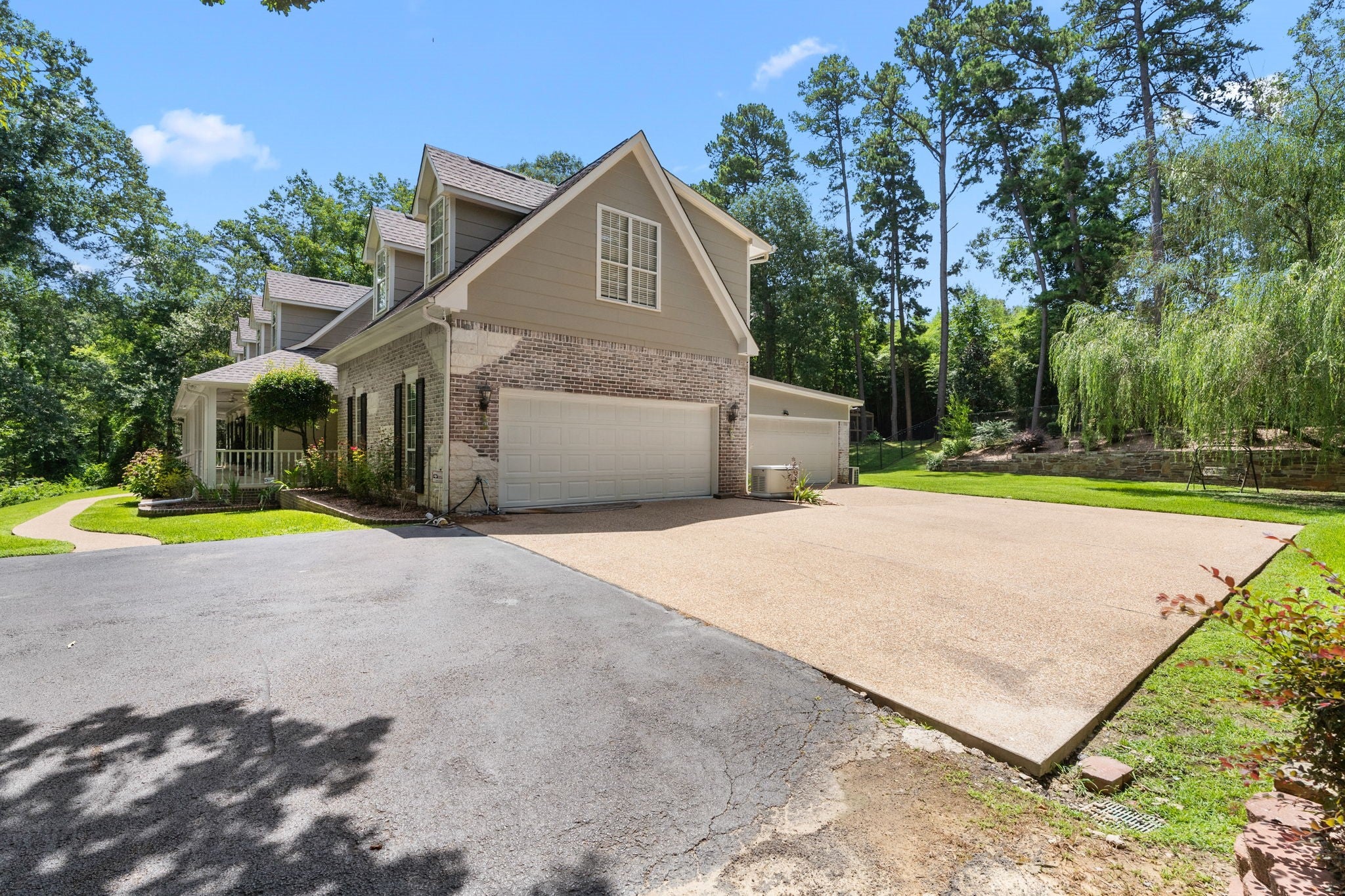 Tyler, Texas, 75703, United States, 3 Bedrooms Bedrooms, ,5 BathroomsBathrooms,Residential,Active,1892605