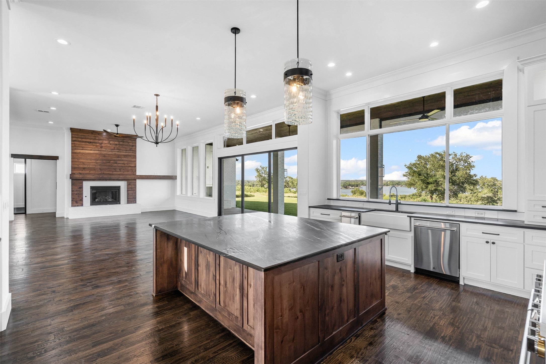 Granbury, Texas, 76048, United States, 5 Bedrooms Bedrooms, ,7 BathroomsBathrooms,Residential,Active,1909834