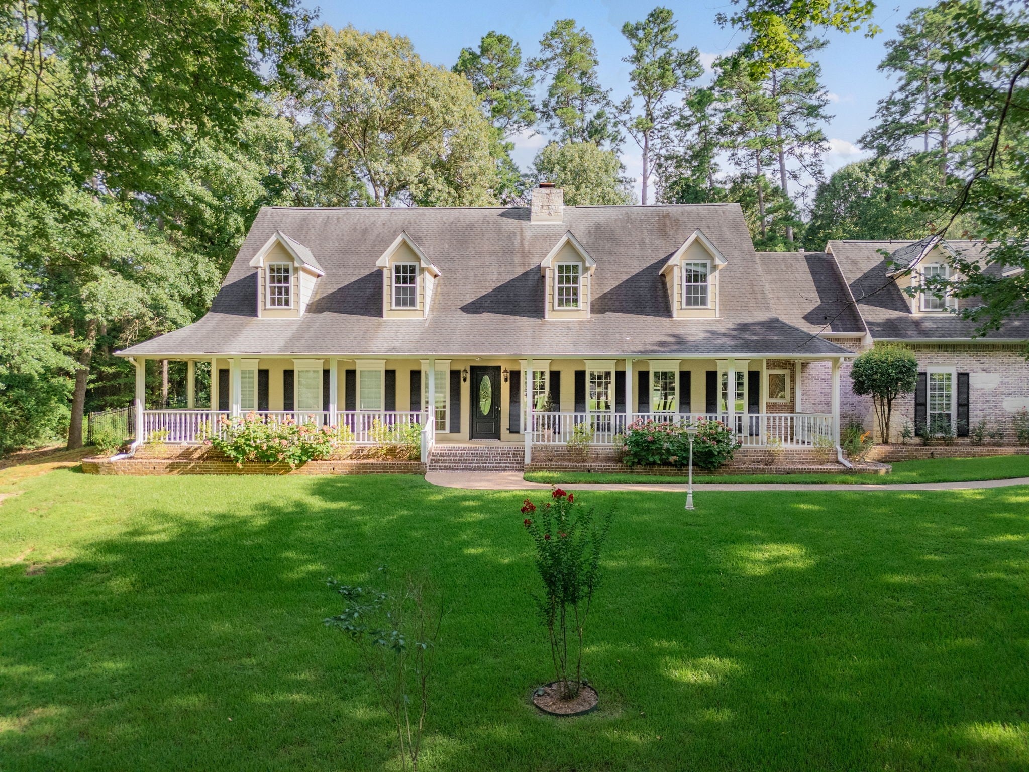 Tyler, Texas, 75703, United States, 3 Bedrooms Bedrooms, ,5 BathroomsBathrooms,Residential,Active,1892605
