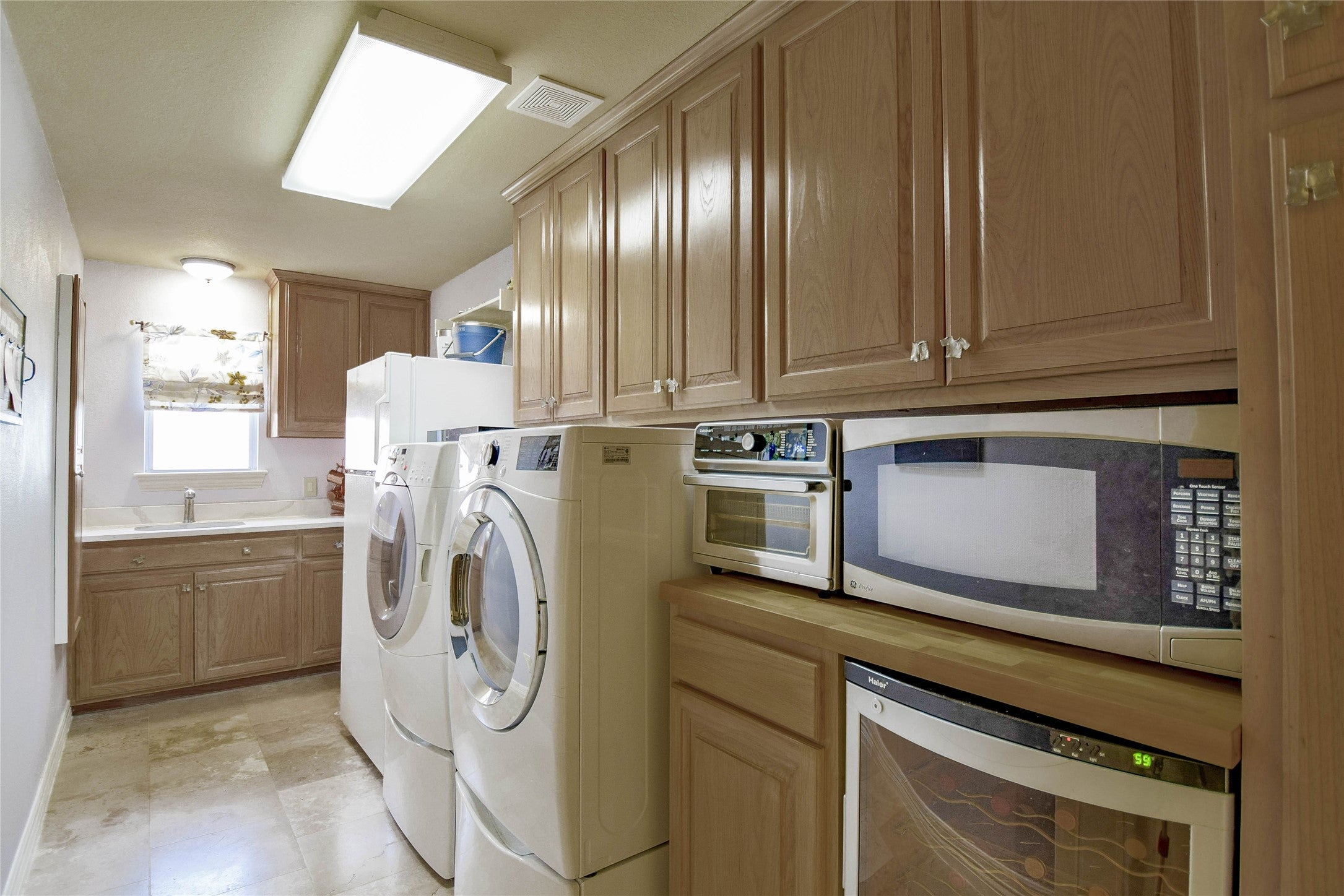 Granbury, Texas, 76048, United States, 3 Bedrooms Bedrooms, ,3 BathroomsBathrooms,Residential,Active,1943796