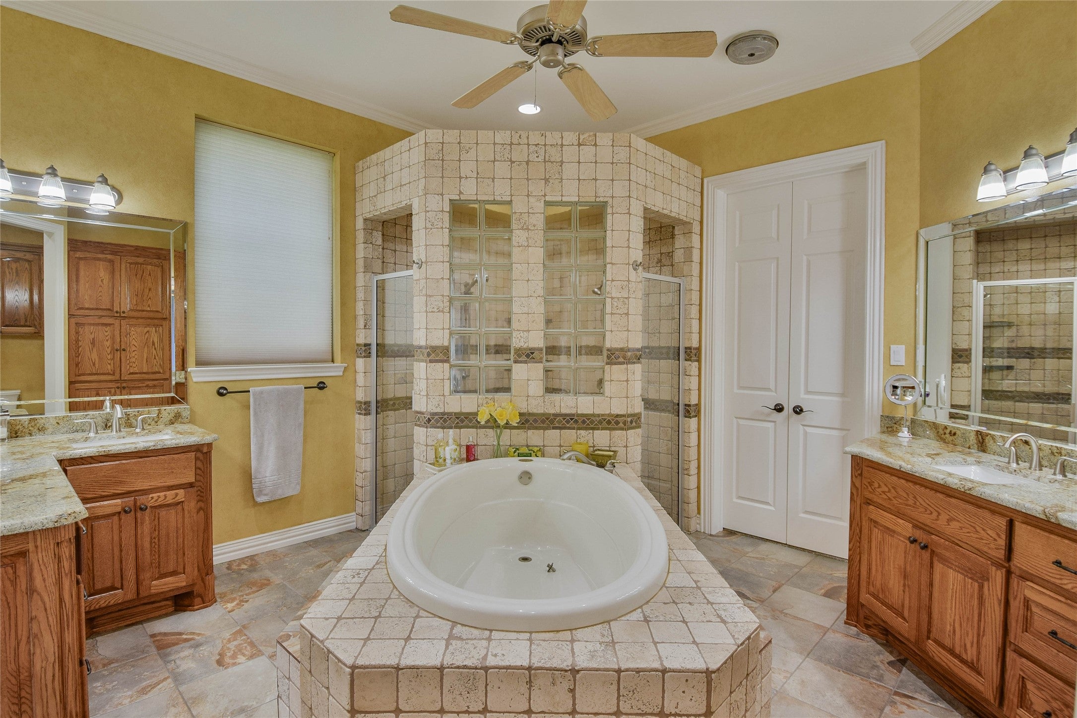 Granbury, Texas, 76048, United States, ,5 BathroomsBathrooms,Residential,Active,1799390