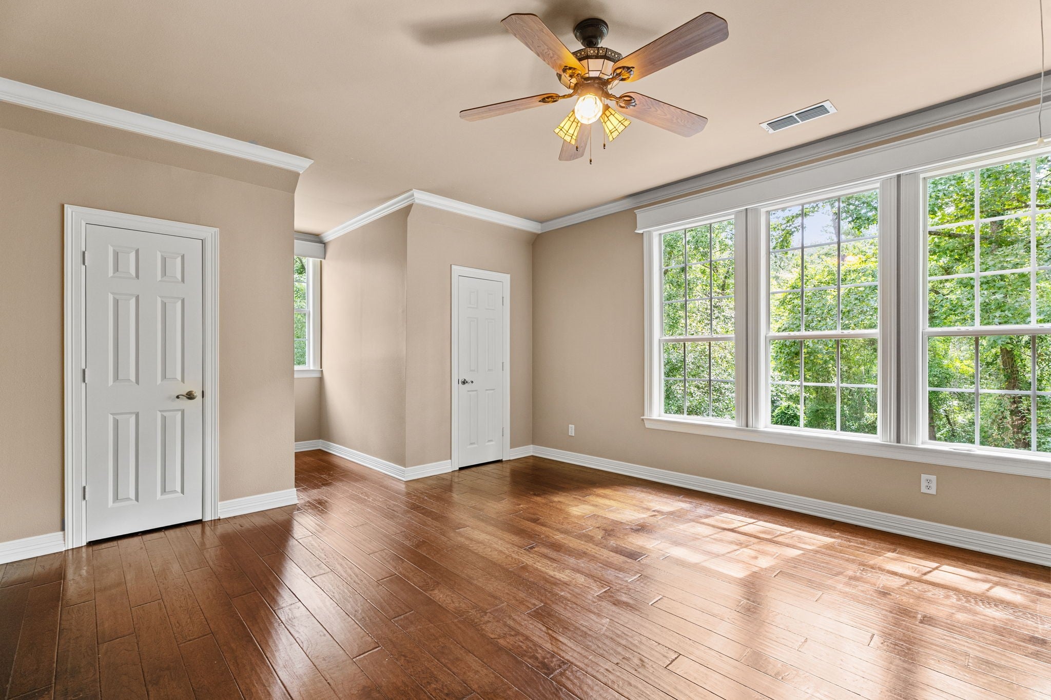 Tyler, Texas, 75703, United States, 3 Bedrooms Bedrooms, ,5 BathroomsBathrooms,Residential,Active,1892605