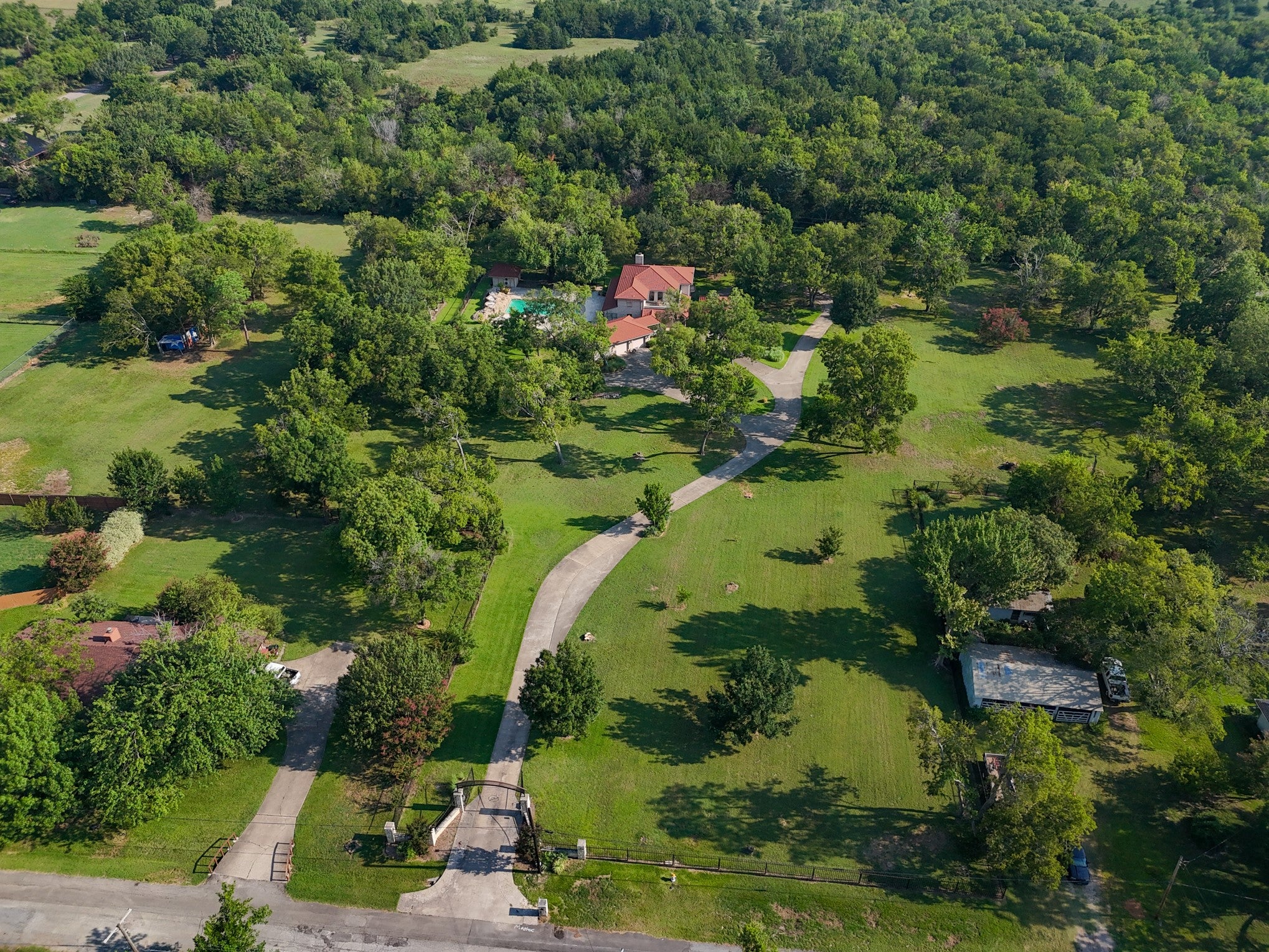 Bonham, Texas, 75418, United States, 4 Bedrooms Bedrooms, ,5 BathroomsBathrooms,Residential,Active,1988725