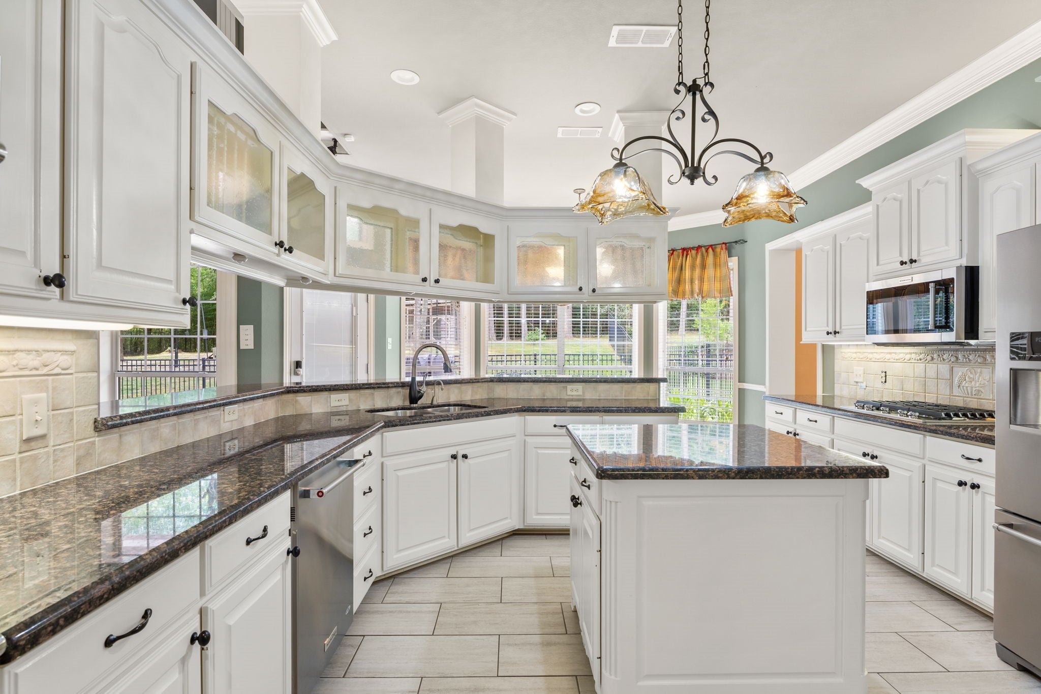 Tyler, Texas, 75703, United States, 3 Bedrooms Bedrooms, ,5 BathroomsBathrooms,Residential,Active,1892605