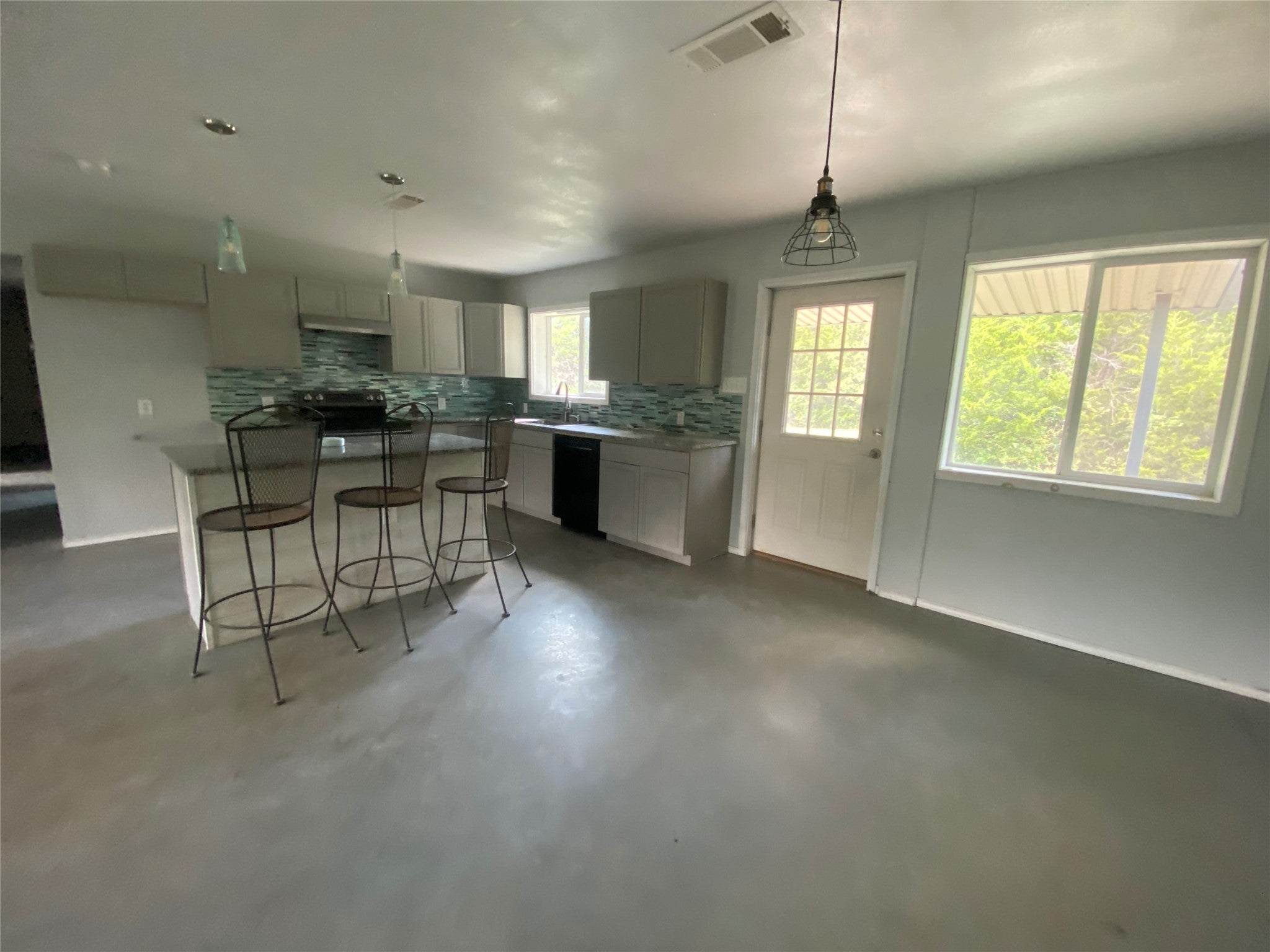 Bonham, Texas, 75418, United States, 9 Bedrooms Bedrooms, ,6 BathroomsBathrooms,Residential,Active,1988719