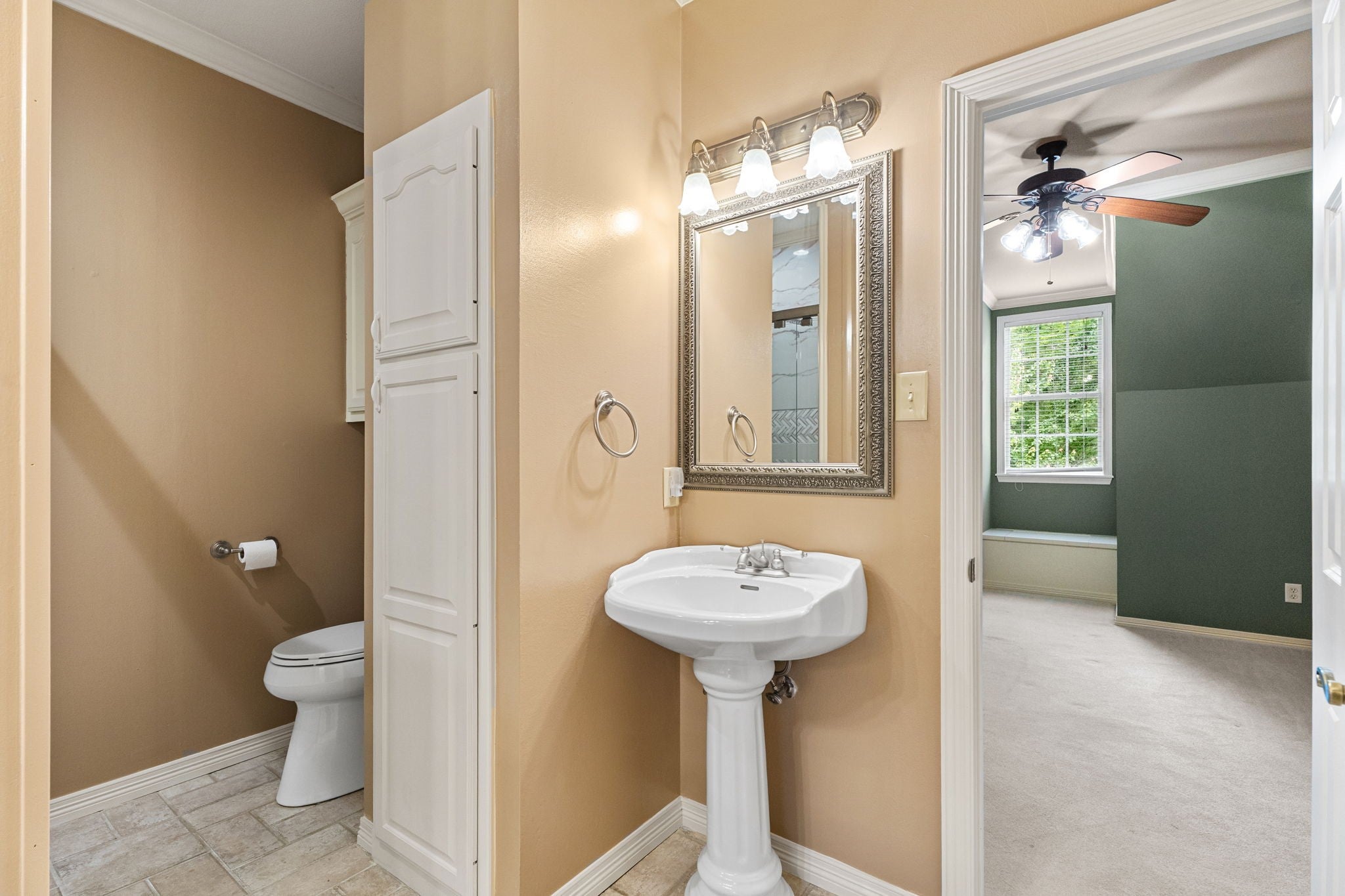 Tyler, Texas, 75703, United States, 3 Bedrooms Bedrooms, ,5 BathroomsBathrooms,Residential,Active,1892605