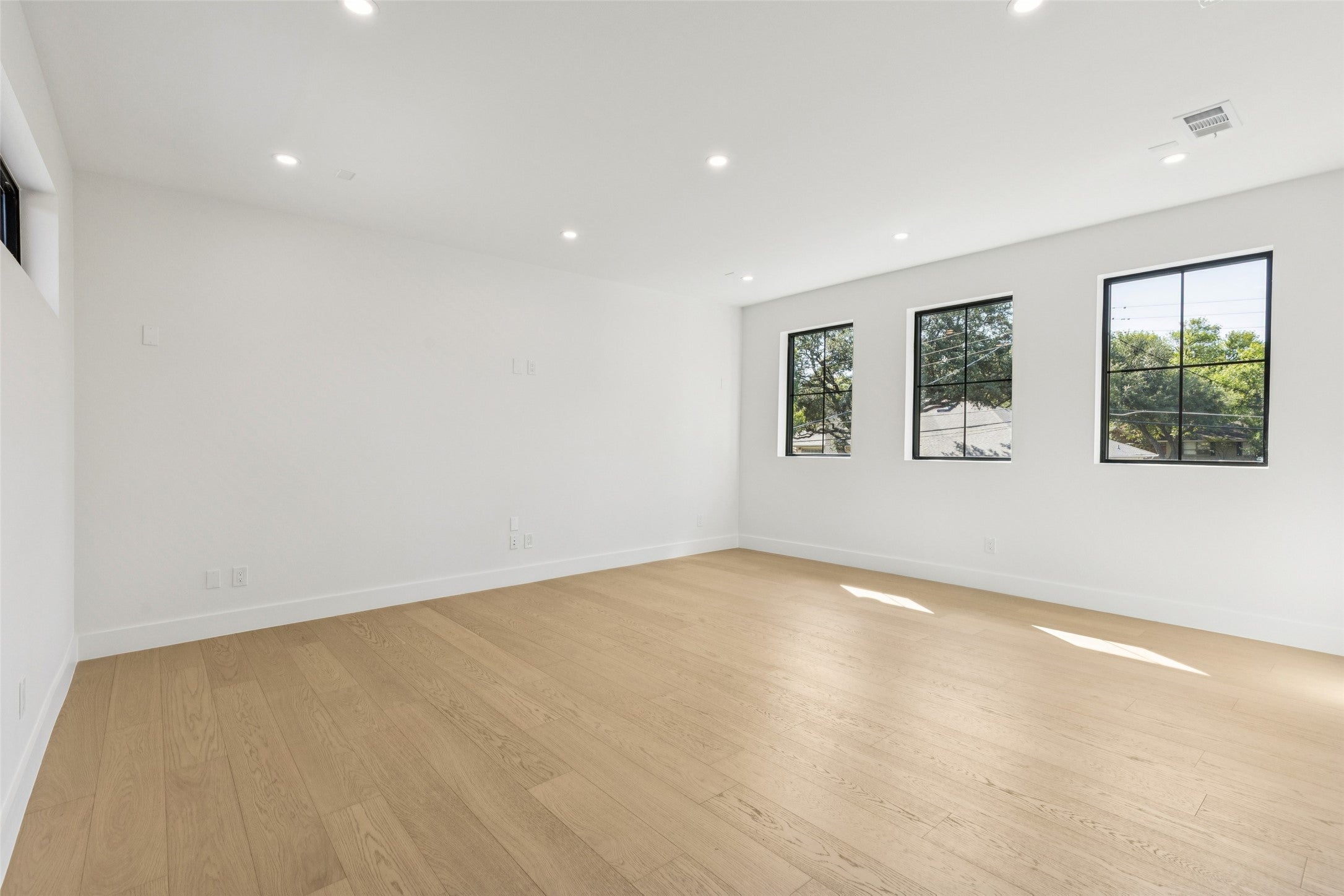 Dallas, Texas, 75229, United States, 5 Bedrooms Bedrooms, ,5 BathroomsBathrooms,Residential,Active,1944089