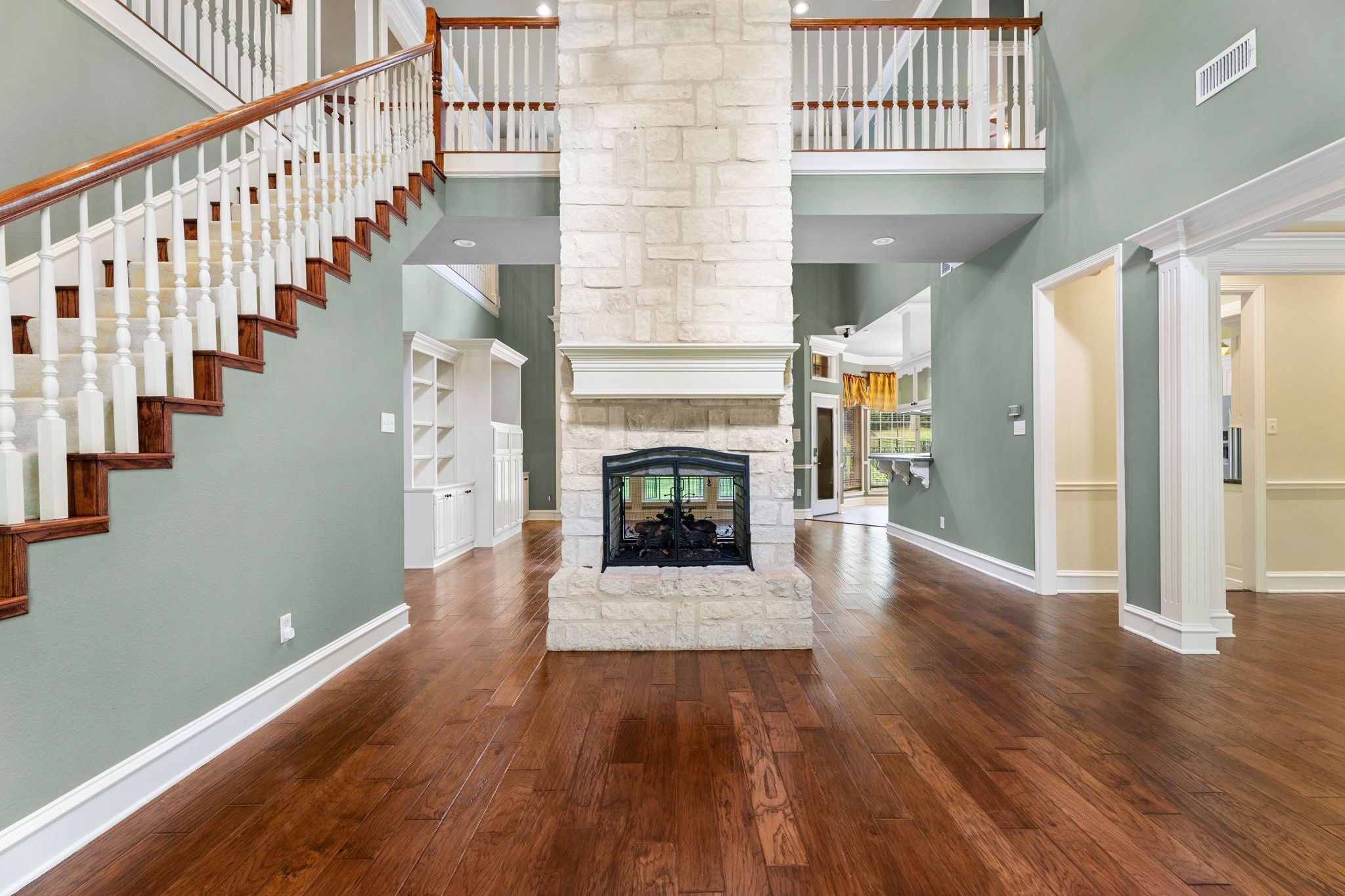 Tyler, Texas, 75703, United States, 3 Bedrooms Bedrooms, ,5 BathroomsBathrooms,Residential,Active,1892605