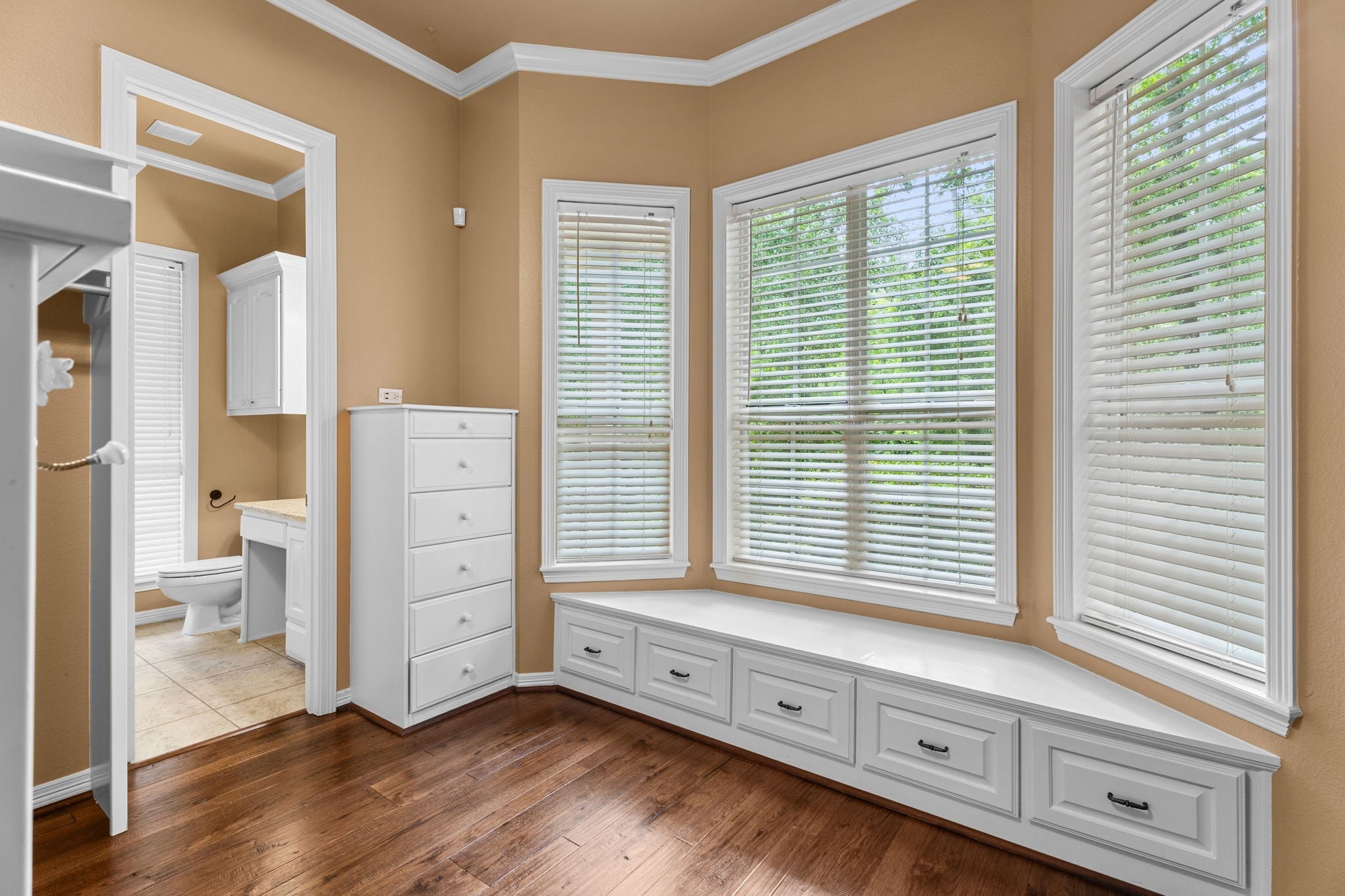 Tyler, Texas, 75703, United States, 3 Bedrooms Bedrooms, ,5 BathroomsBathrooms,Residential,Active,1892605