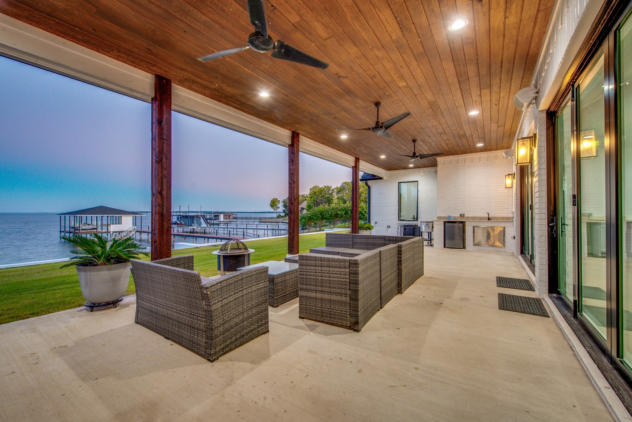 Corsicana, Texas, 75109, United States, 4 Bedrooms Bedrooms, ,5 BathroomsBathrooms,Residential,Active,2009871