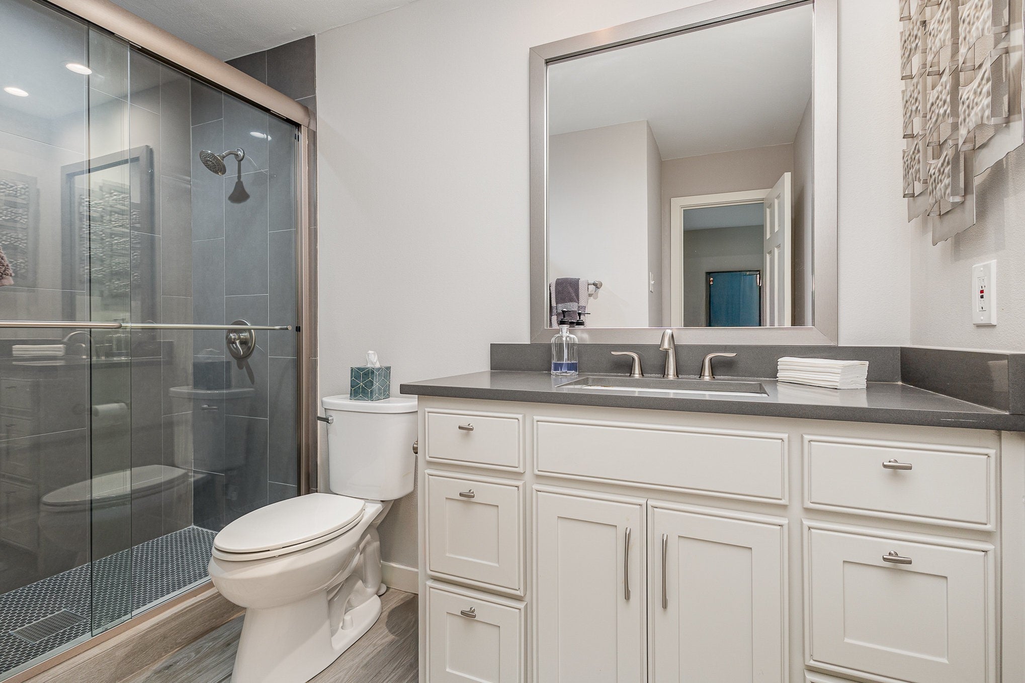 Dallas, Texas, 75240, United States, 6 Bedrooms Bedrooms, ,4 BathroomsBathrooms,Residential,Active,1894543