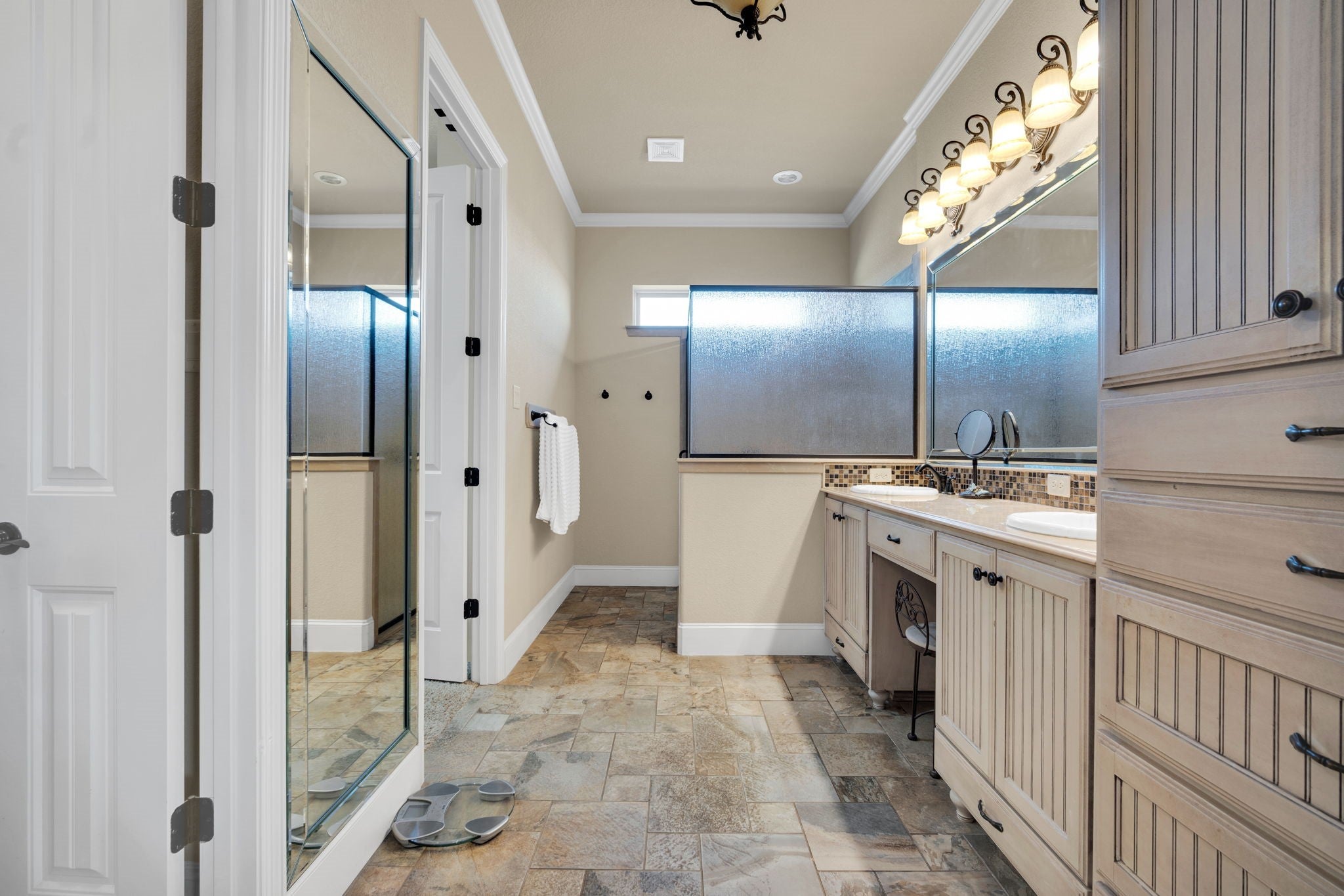 Waxahachie, Texas, 75165, United States, 3 Bedrooms Bedrooms, ,3 BathroomsBathrooms,Residential,Active,2001358