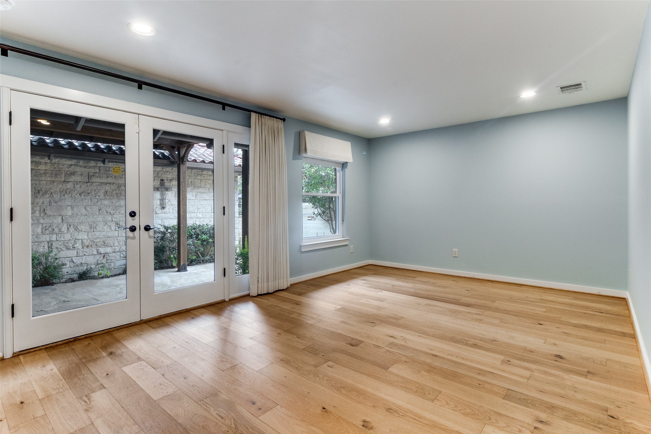 Dallas, Texas, 75214, United States, 3 Bedrooms Bedrooms, ,3 BathroomsBathrooms,Residential,Active,2002602