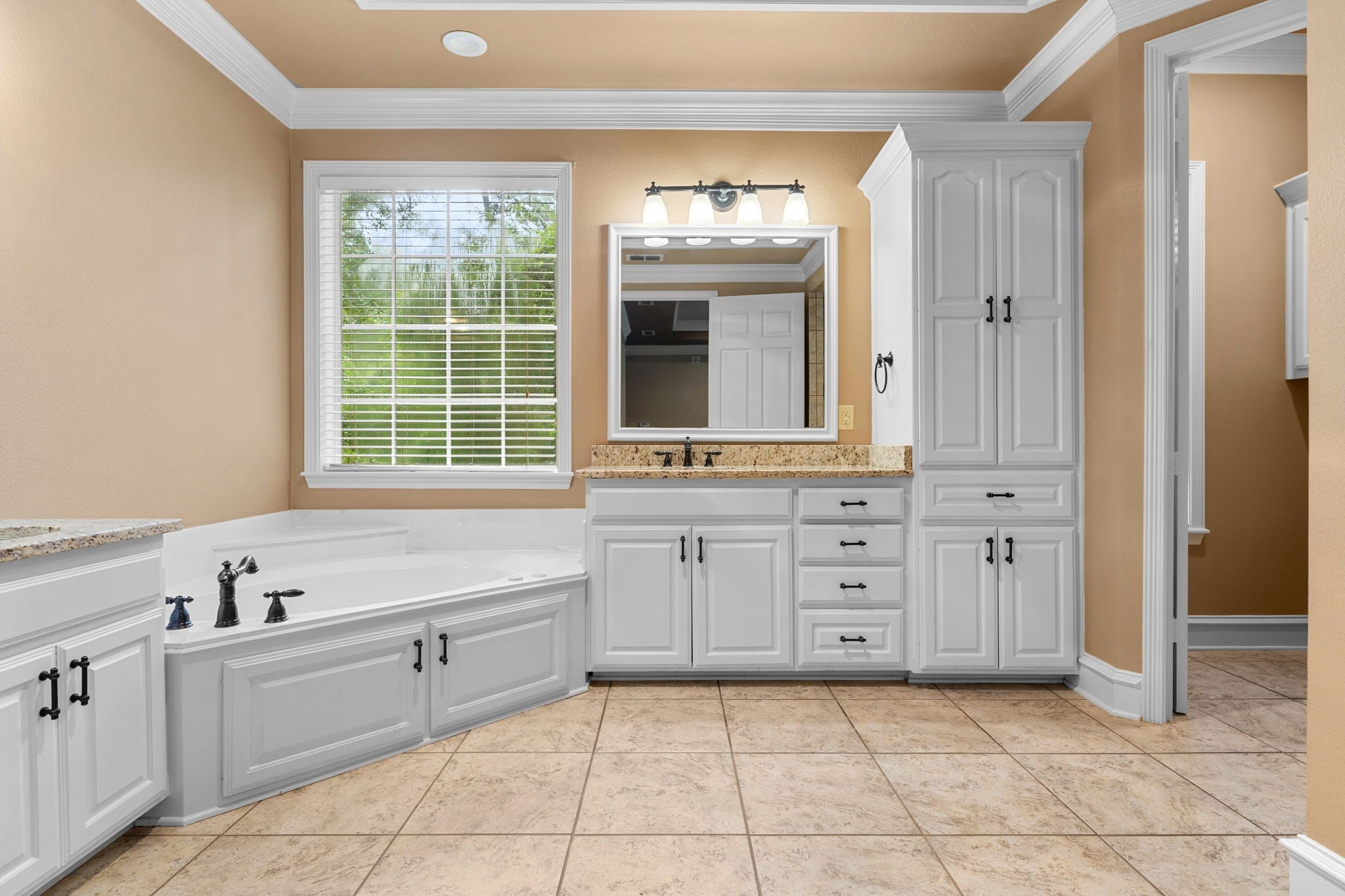 Tyler, Texas, 75703, United States, 3 Bedrooms Bedrooms, ,5 BathroomsBathrooms,Residential,Active,1892605
