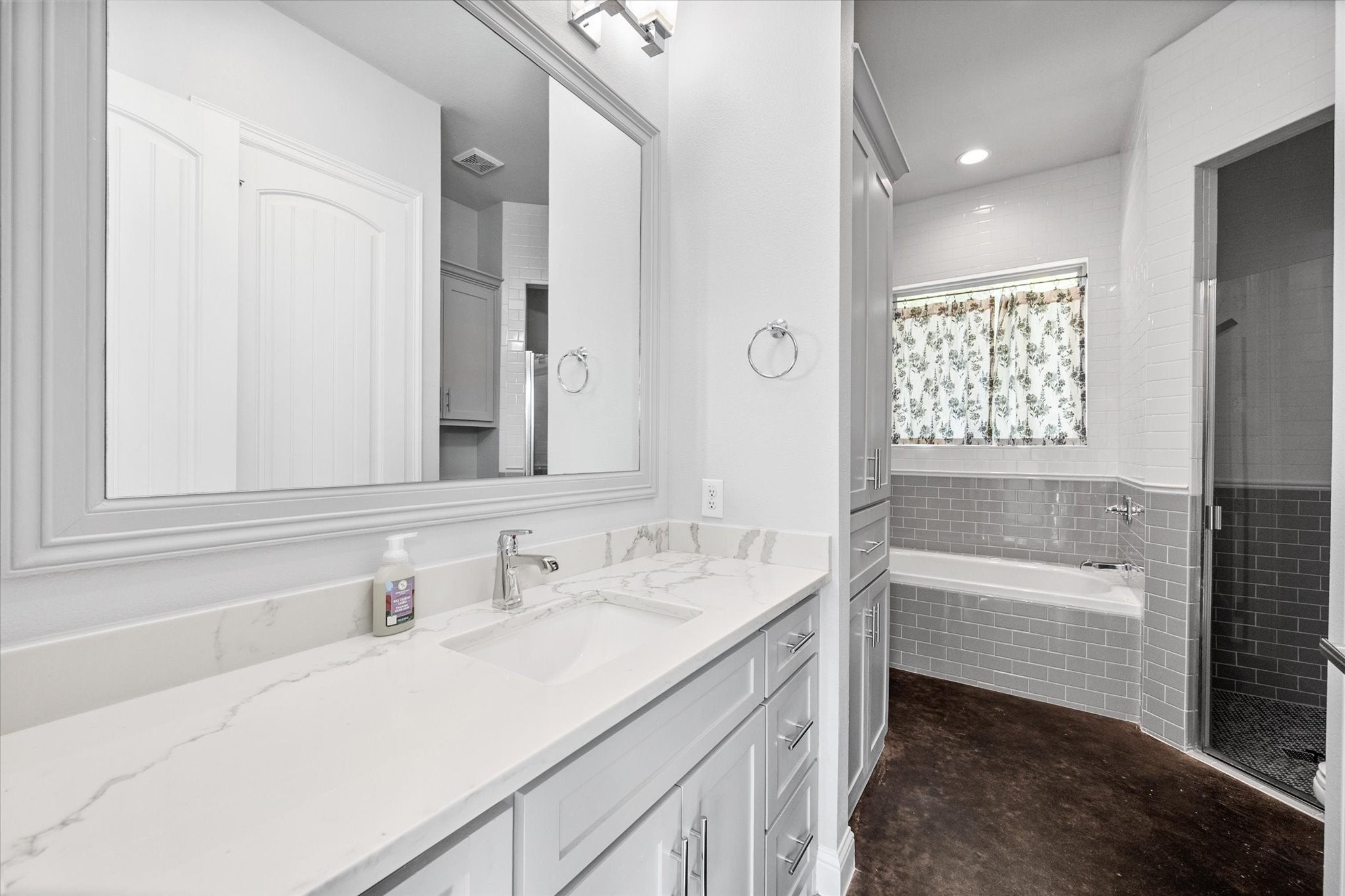 Mansfield, Texas, 76063, United States, 5 Bedrooms Bedrooms, ,6 BathroomsBathrooms,Residential,Contingent,1799362