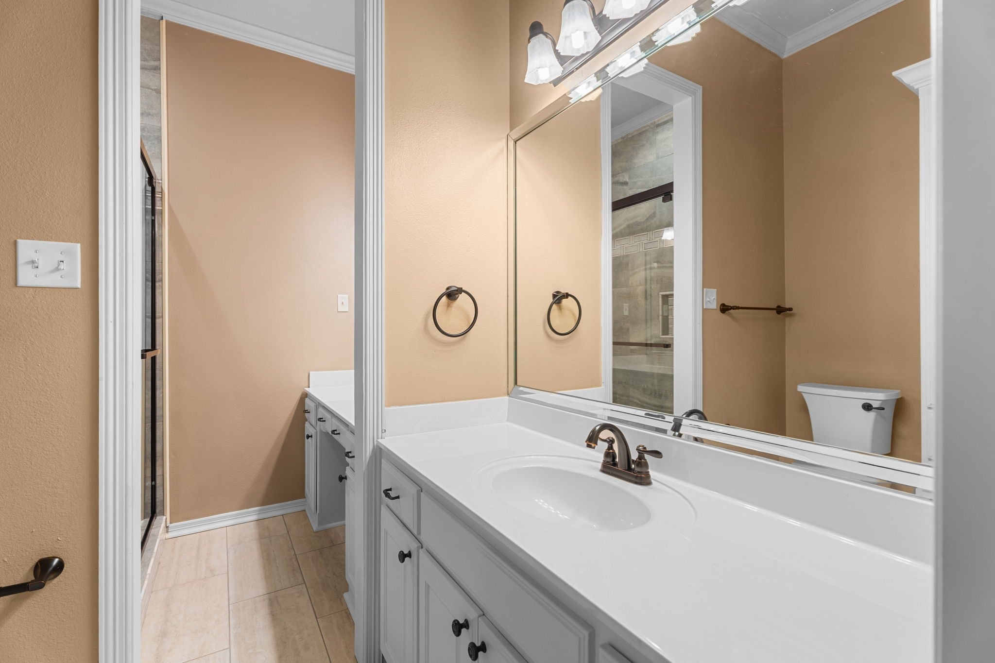 Tyler, Texas, 75703, United States, 3 Bedrooms Bedrooms, ,5 BathroomsBathrooms,Residential,Active,1892605