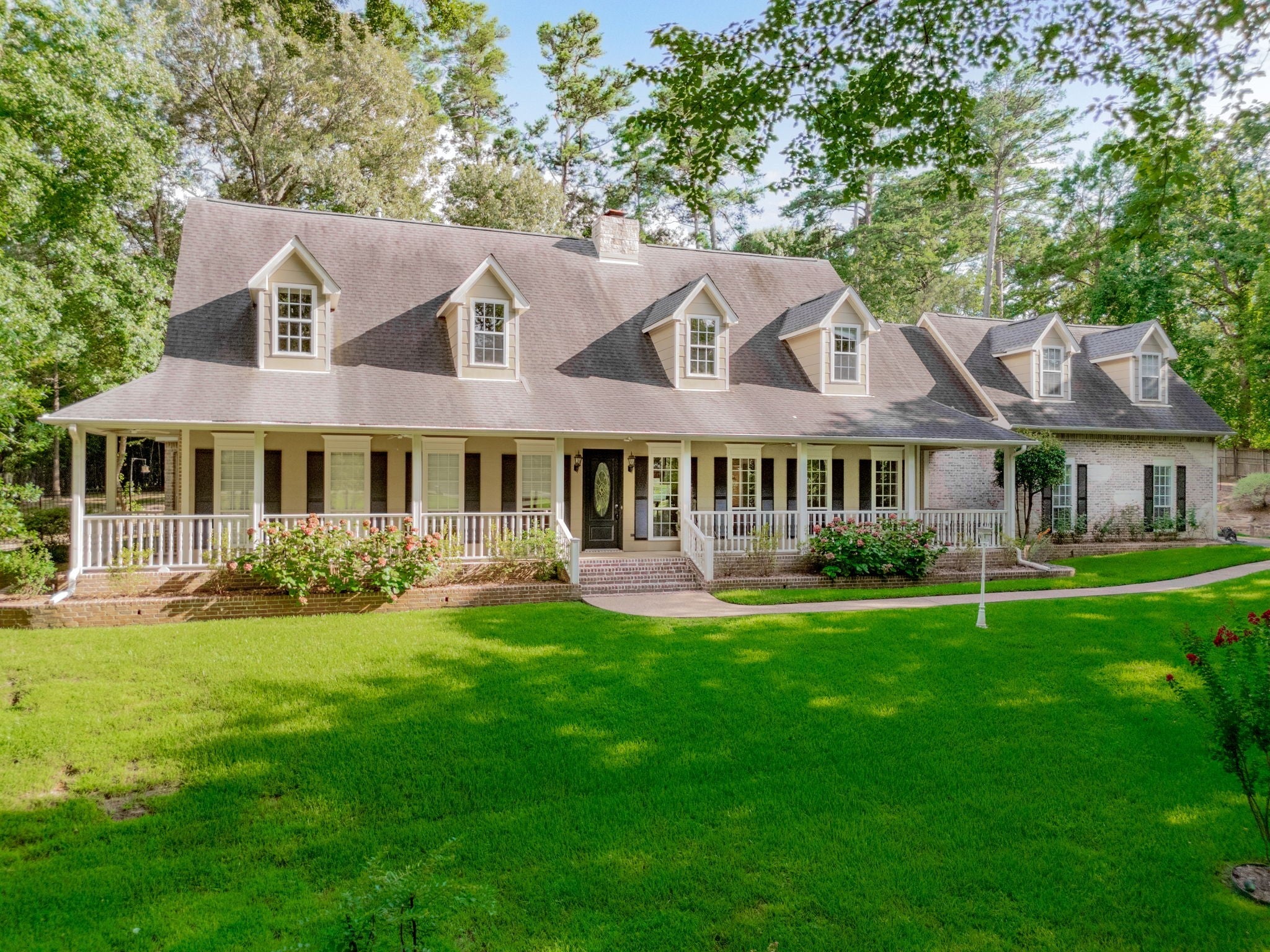 Tyler, Texas, 75703, United States, 3 Bedrooms Bedrooms, ,5 BathroomsBathrooms,Residential,Active,1892605