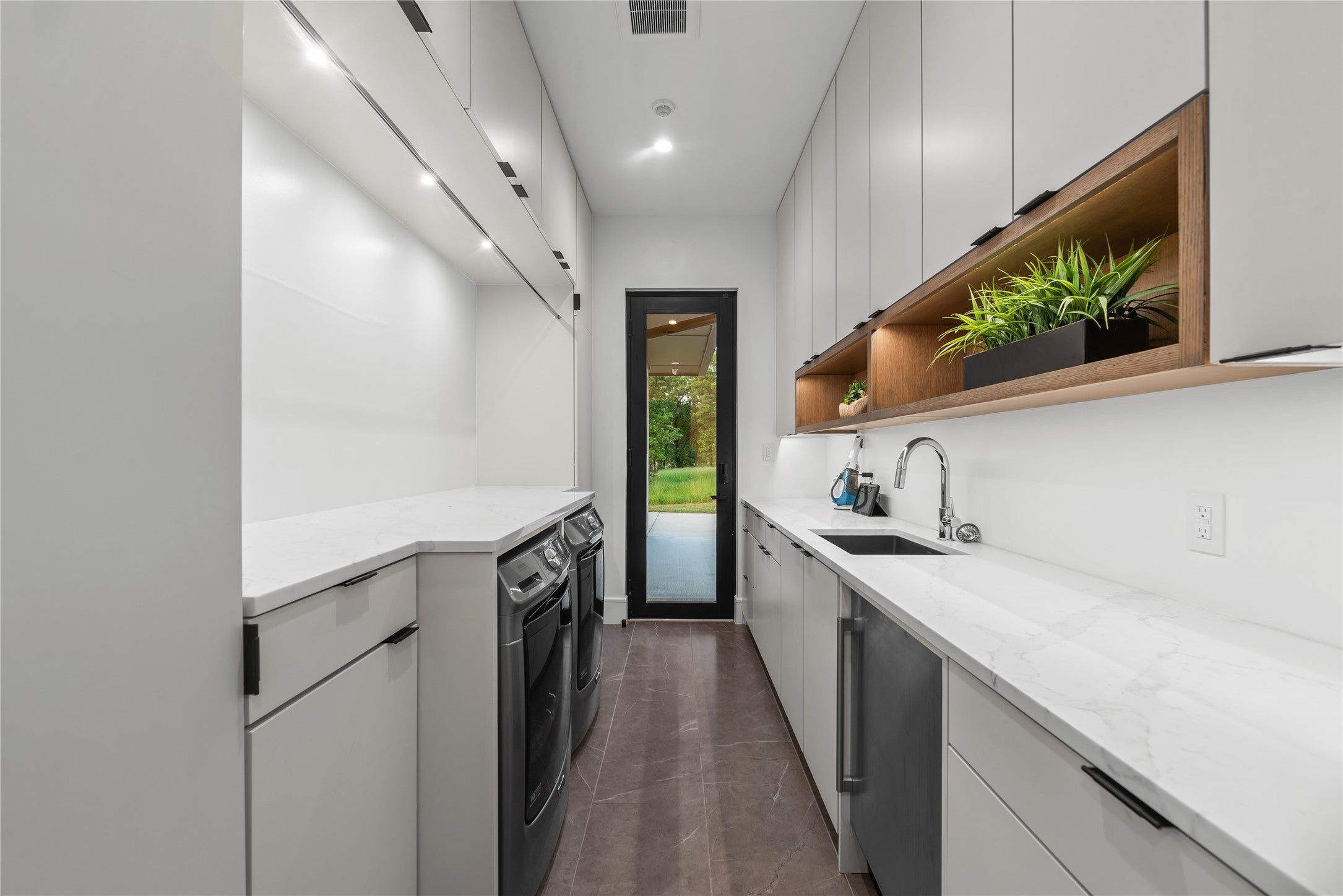 Streetman, Texas, 75859, United States, 5 Bedrooms Bedrooms, ,7 BathroomsBathrooms,Residential,Active,1988712