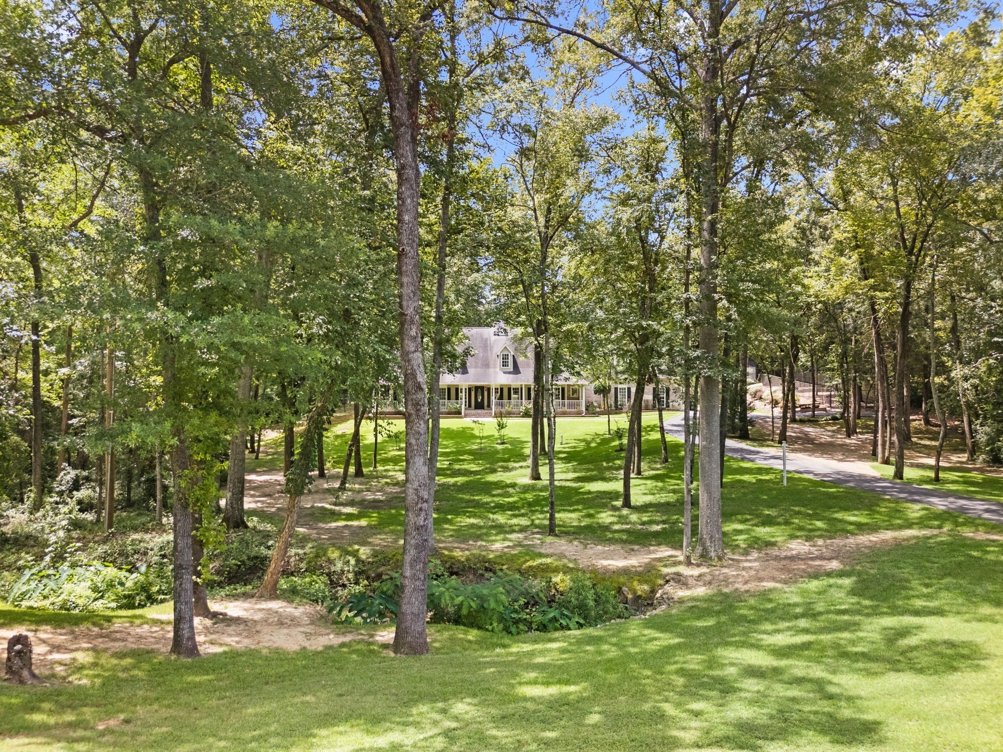 Tyler, Texas, 75703, United States, 3 Bedrooms Bedrooms, ,5 BathroomsBathrooms,Residential,Active,1892605
