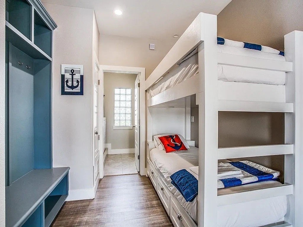 Port Aransas, Texas, 78373, United States, 4 Bedrooms Bedrooms, ,4 BathroomsBathrooms,Residential,Active,1910137