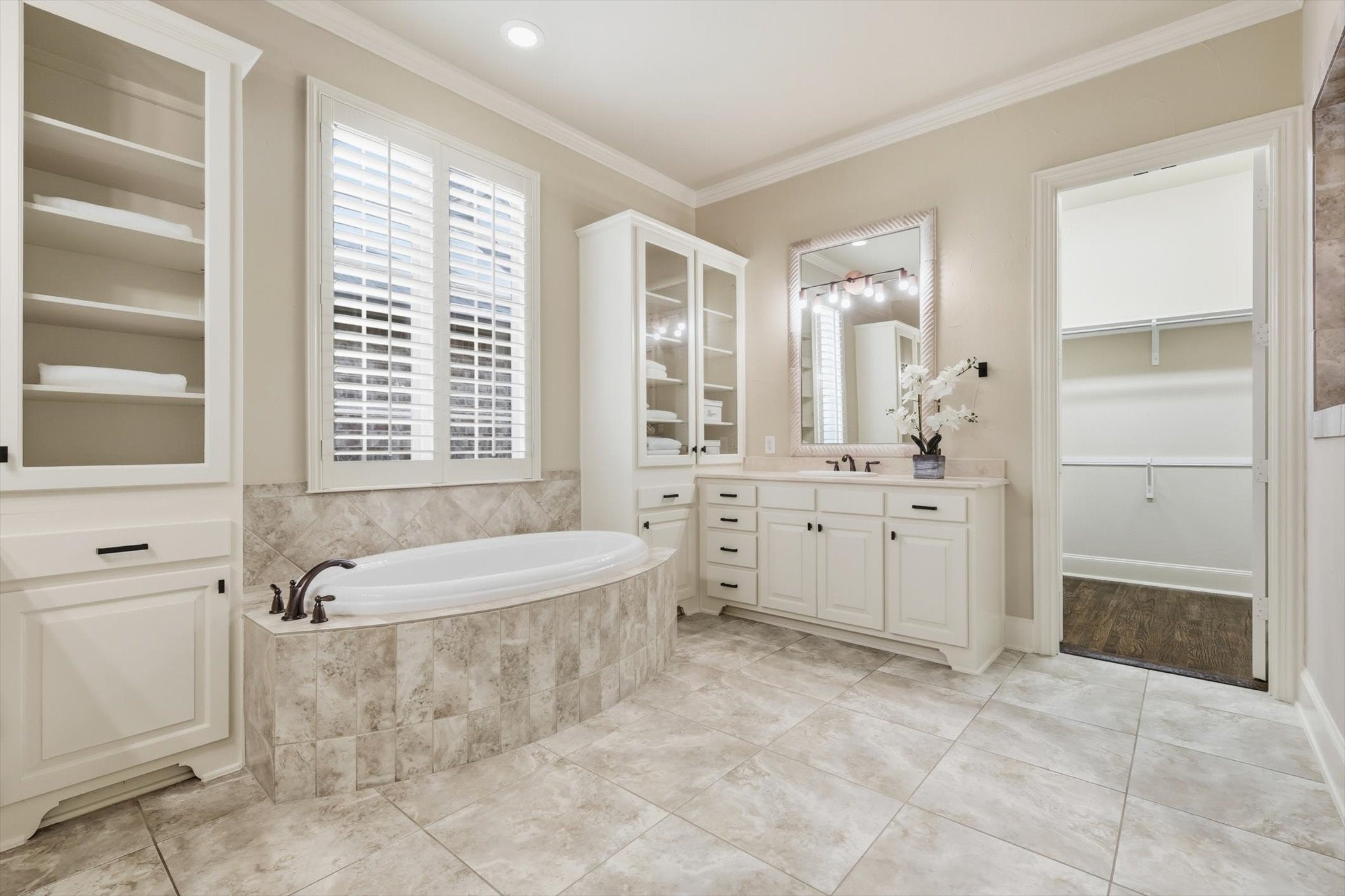 Carrollton, Texas, 75010, United States, 4 Bedrooms Bedrooms, ,7 BathroomsBathrooms,Residential,Active,1960128