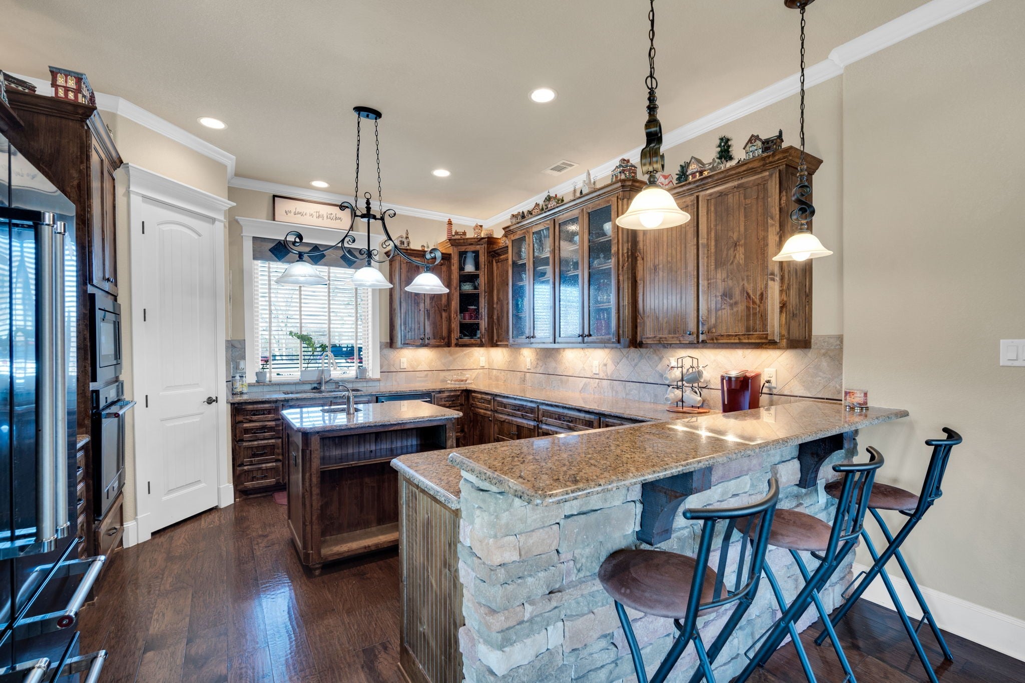 Waxahachie, Texas, 75165, United States, 3 Bedrooms Bedrooms, ,3 BathroomsBathrooms,Residential,Active,2001358