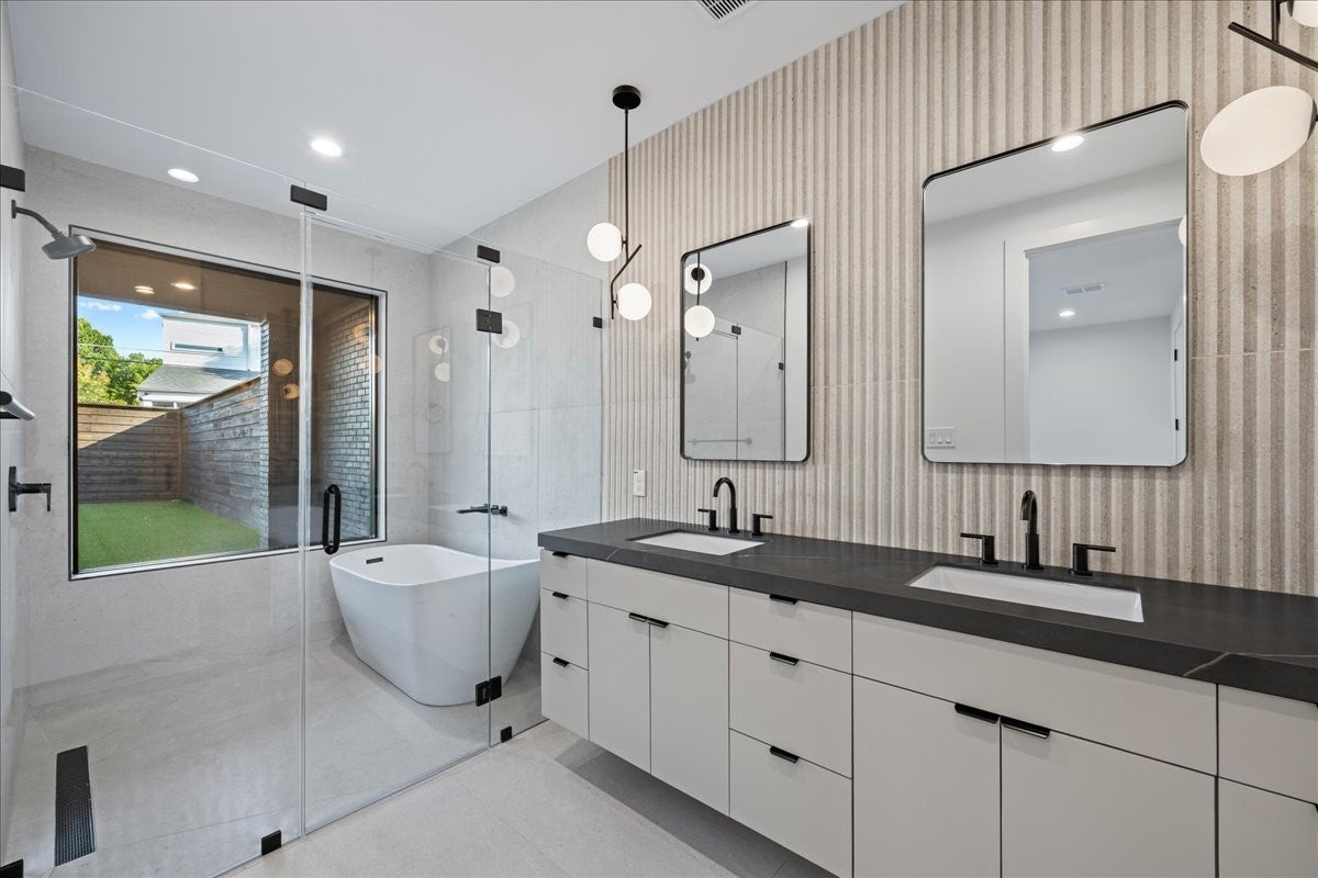 Dallas, Texas, 75204, United States, 4 Bedrooms Bedrooms, ,4 BathroomsBathrooms,Residential,Active,1929706