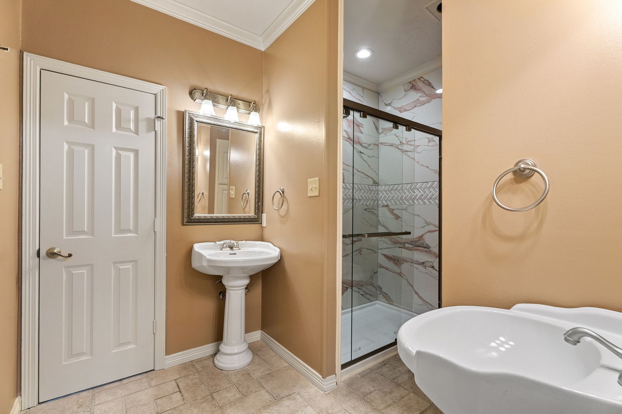 Tyler, Texas, 75703, United States, 3 Bedrooms Bedrooms, ,5 BathroomsBathrooms,Residential,Active,1892605