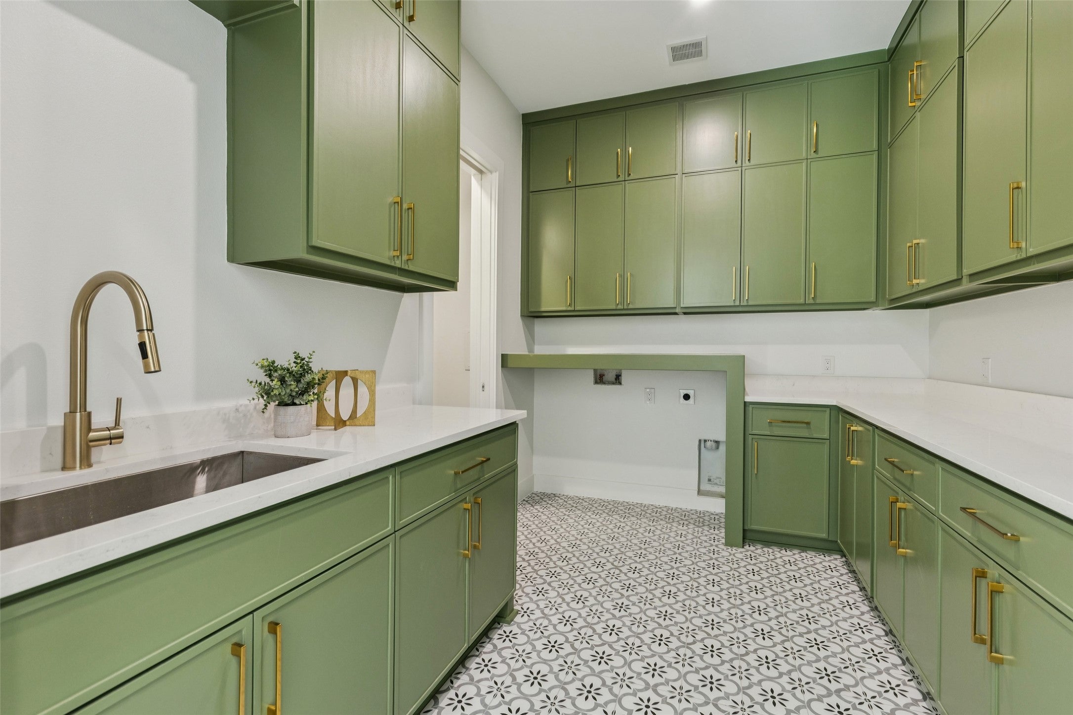 Dallas, Texas, 75229, United States, 5 Bedrooms Bedrooms, ,5 BathroomsBathrooms,Residential,Active,1944089