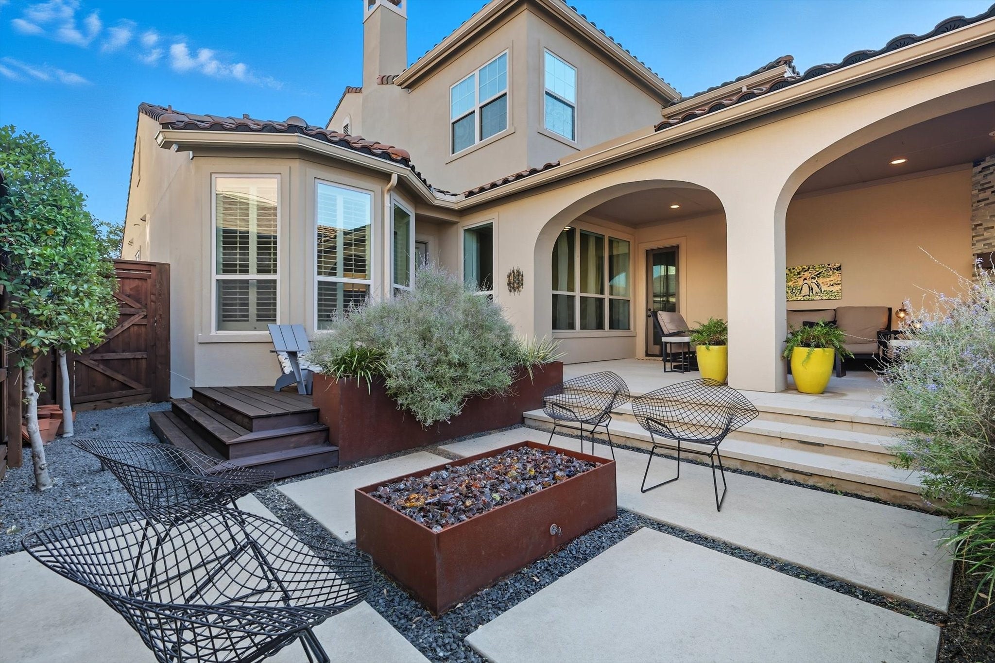 Carrollton, Texas, 75010, United States, 4 Bedrooms Bedrooms, ,7 BathroomsBathrooms,Residential,Active,1960128