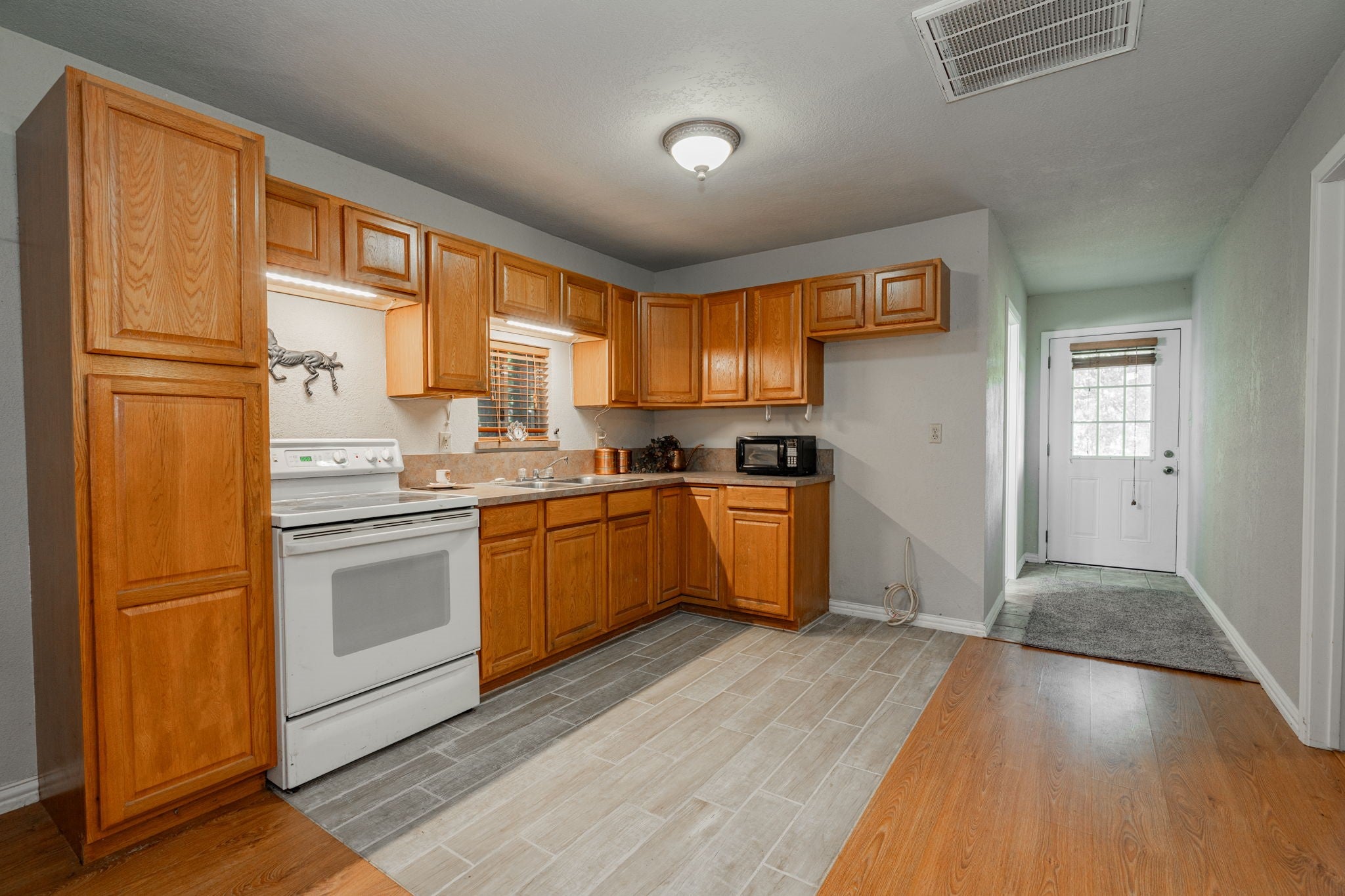 Seagoville, Texas, 75159, United States, 4 Bedrooms Bedrooms, ,5 BathroomsBathrooms,Residential,Active,1810463