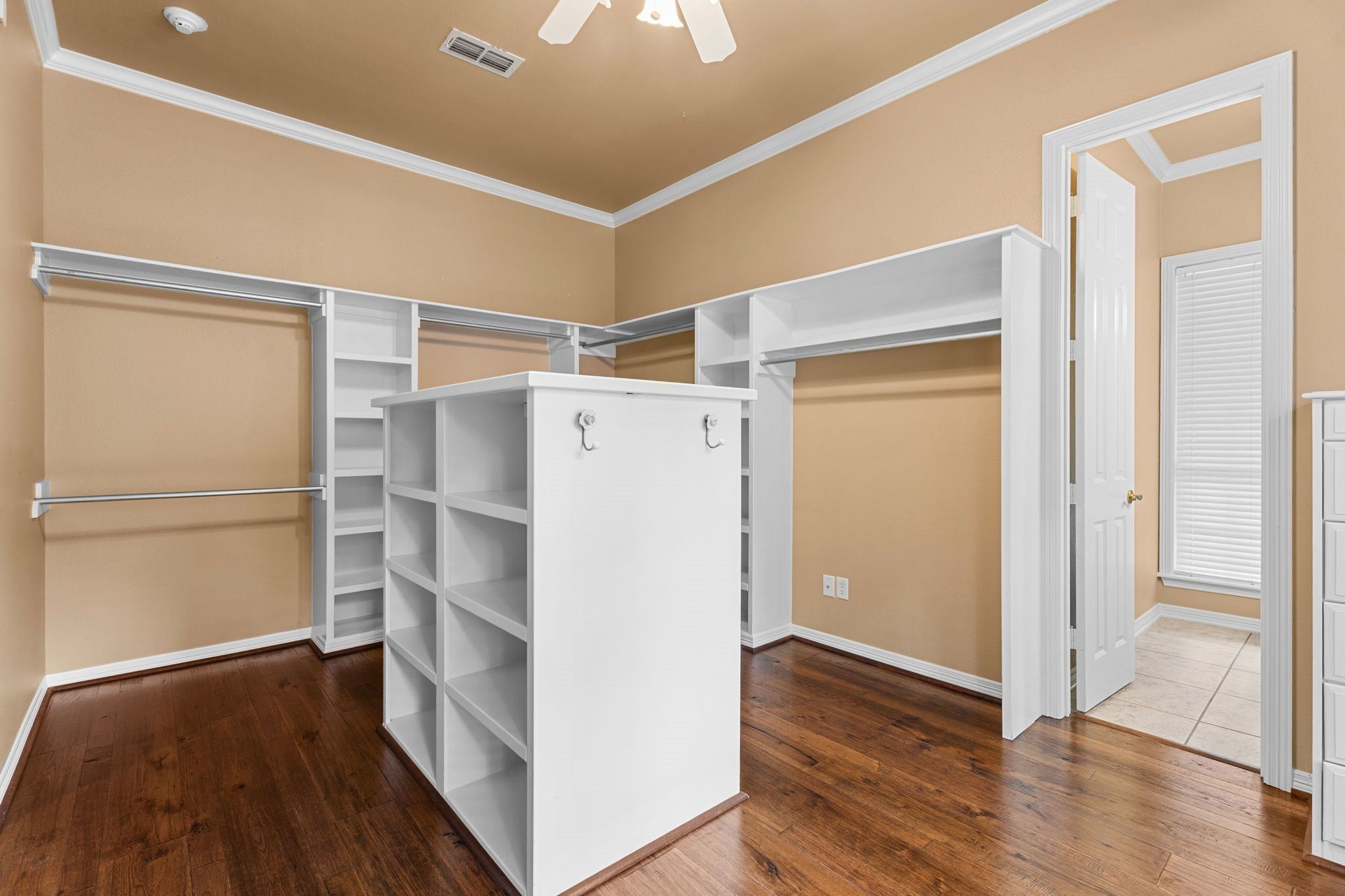 Tyler, Texas, 75703, United States, 3 Bedrooms Bedrooms, ,5 BathroomsBathrooms,Residential,Active,1892605