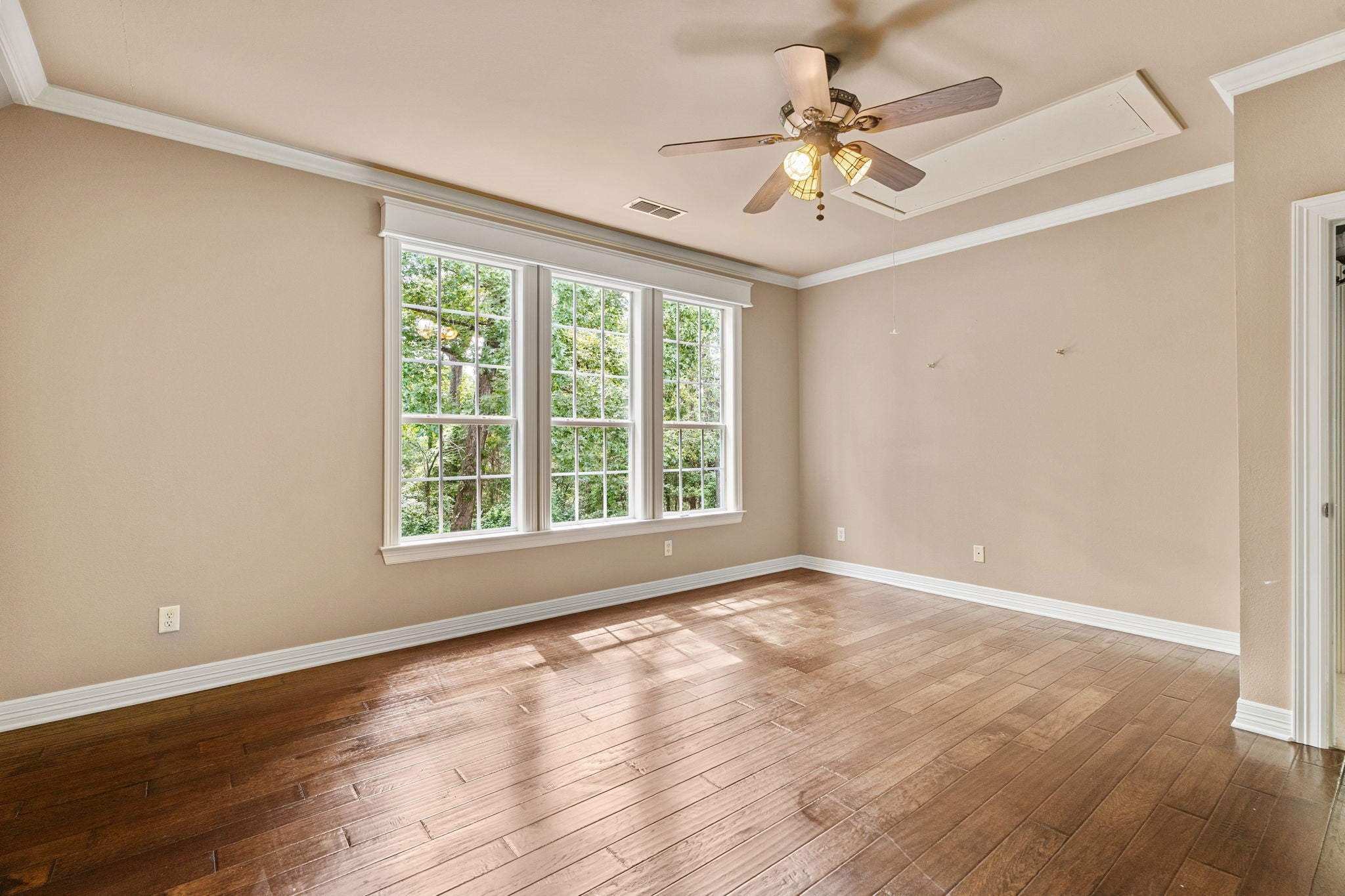 Tyler, Texas, 75703, United States, 3 Bedrooms Bedrooms, ,5 BathroomsBathrooms,Residential,Active,1892605