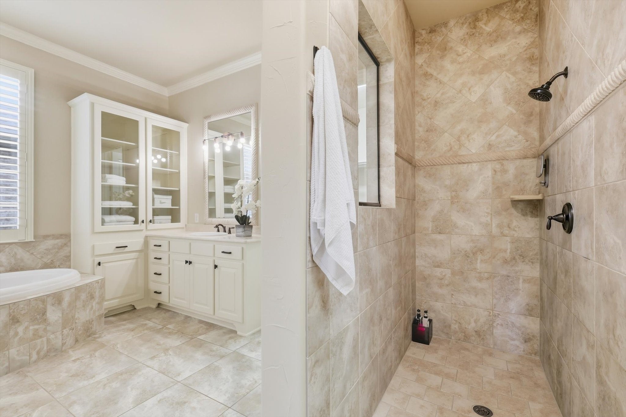 Carrollton, Texas, 75010, United States, 4 Bedrooms Bedrooms, ,7 BathroomsBathrooms,Residential,Active,1960128